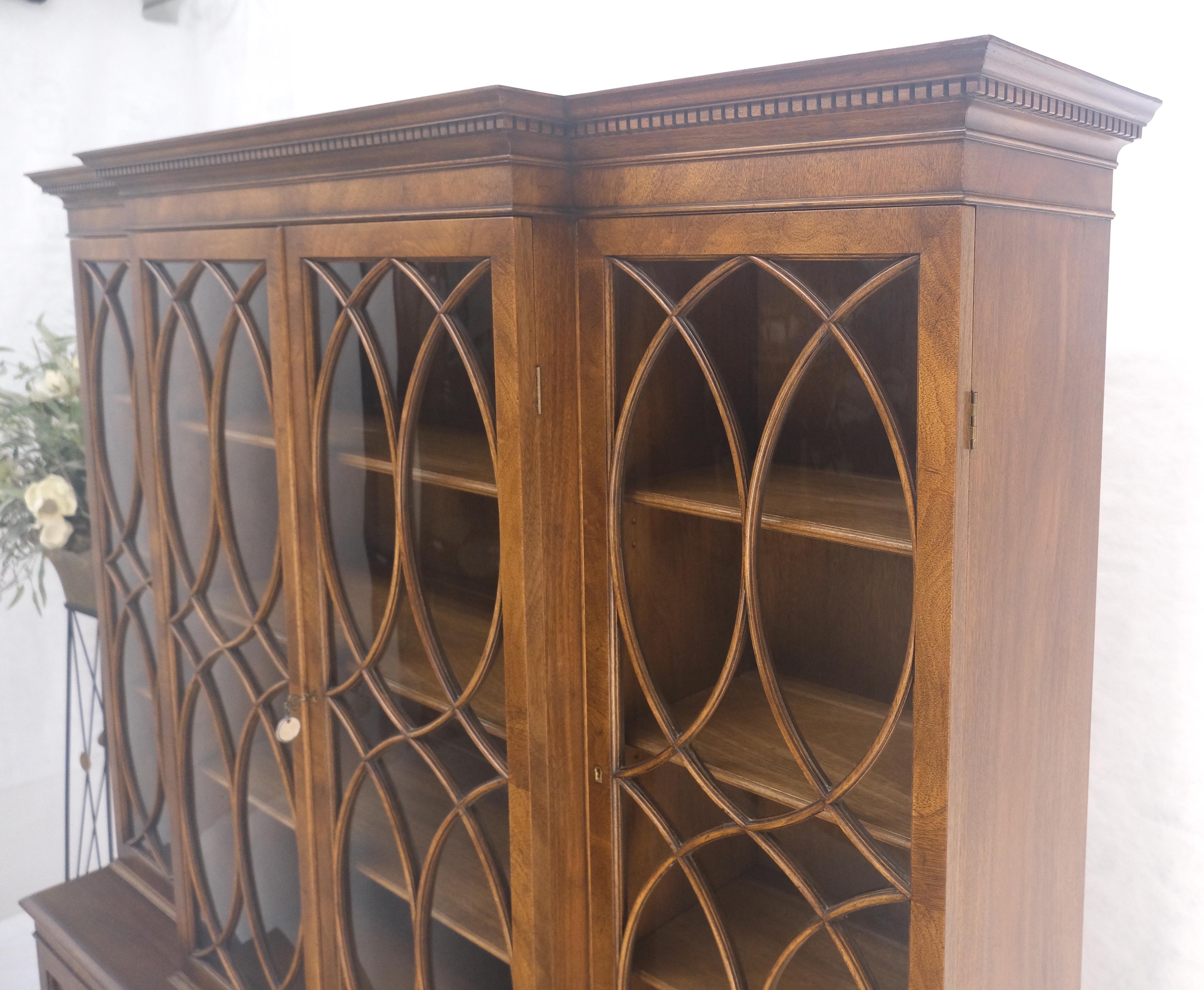 Große breite Mahagoni einzelne Blase Glasscheiben Türen Breakfront China Cabinet im Angebot 3