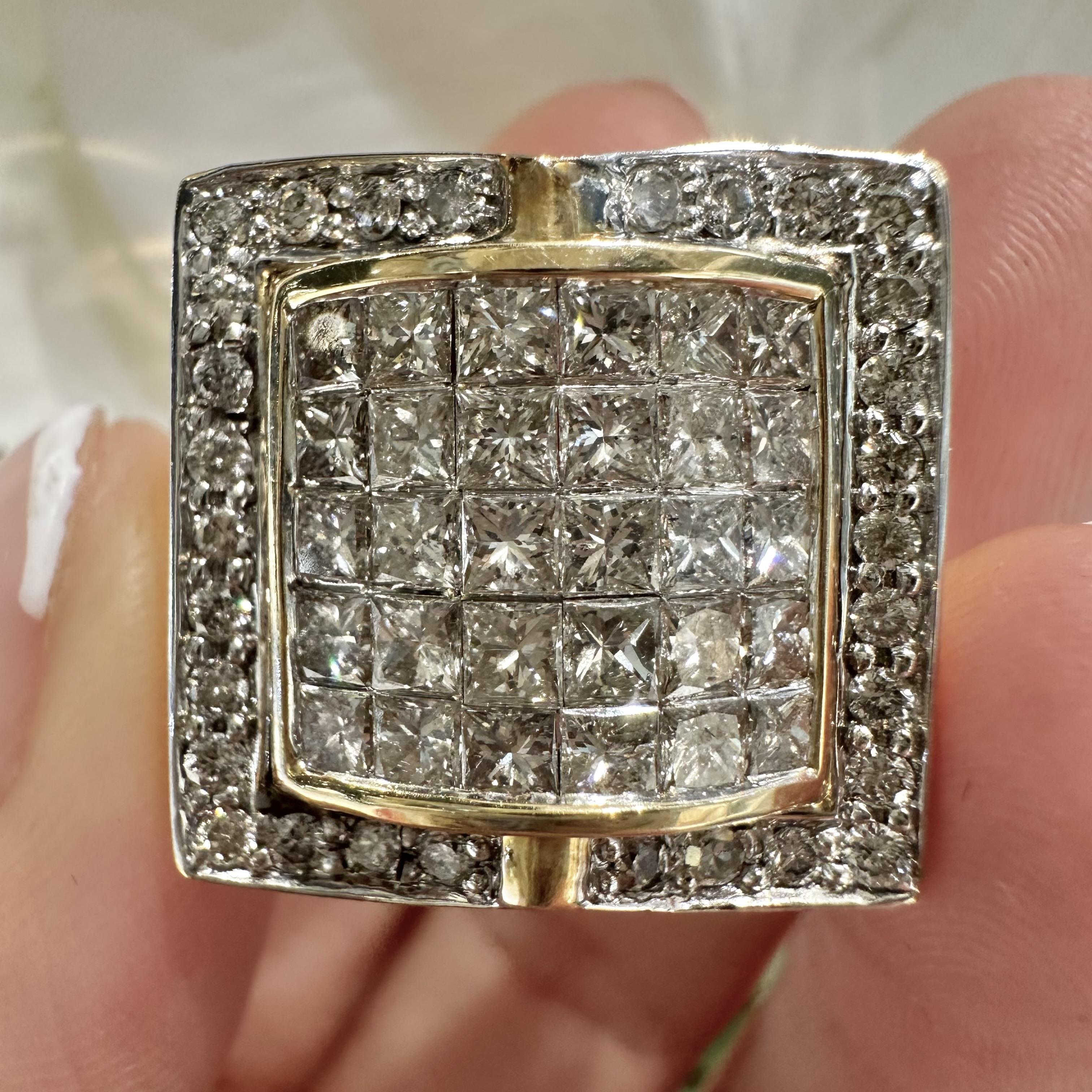 Large Wide Square Princess Cut Diamond Ring in Yellow Gold In Good Condition For Sale In Miami, FL