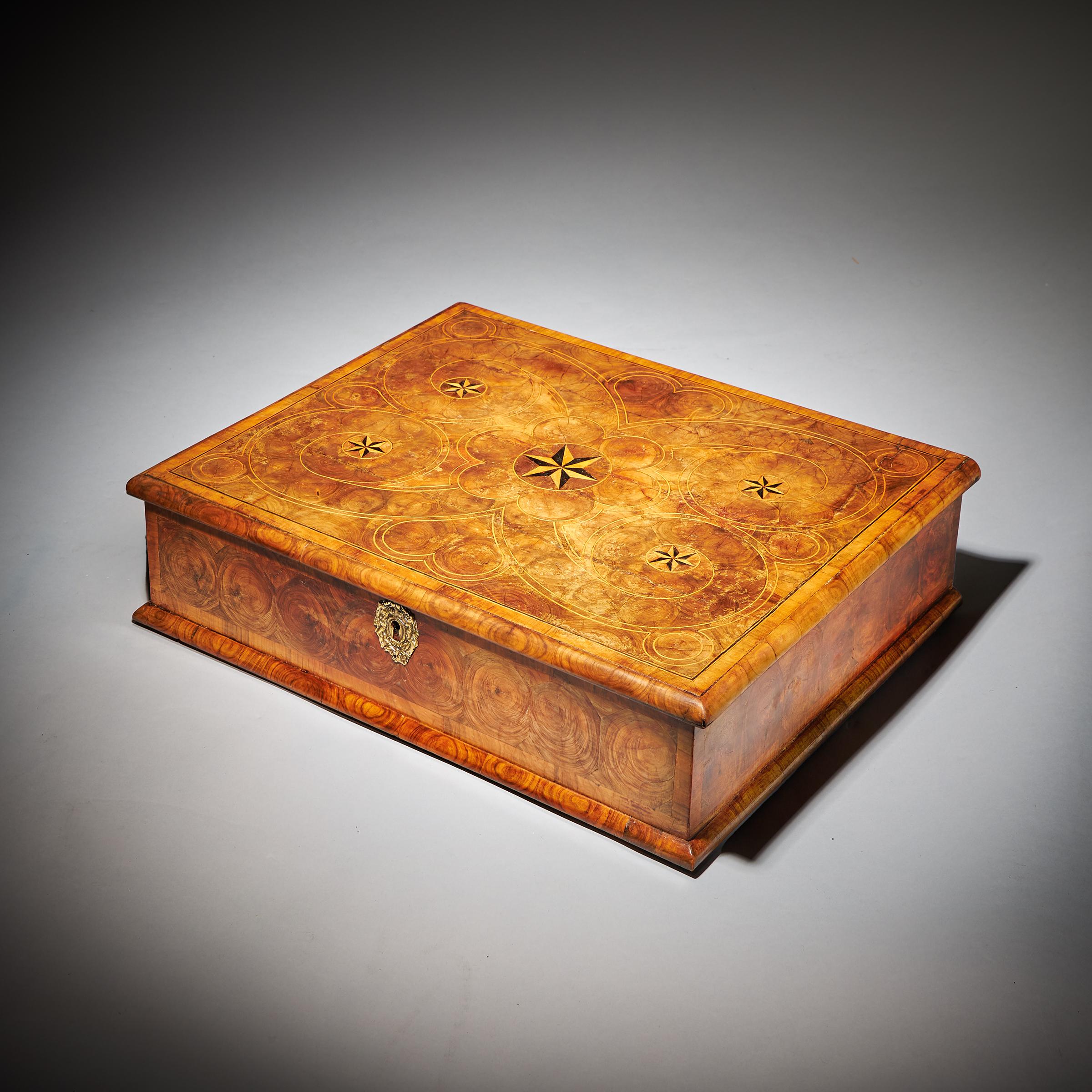 Gran caja de encaje de ostras con incrustaciones de olivo de William & Mary del siglo XVII, circa 1690 Guillermo y María en venta