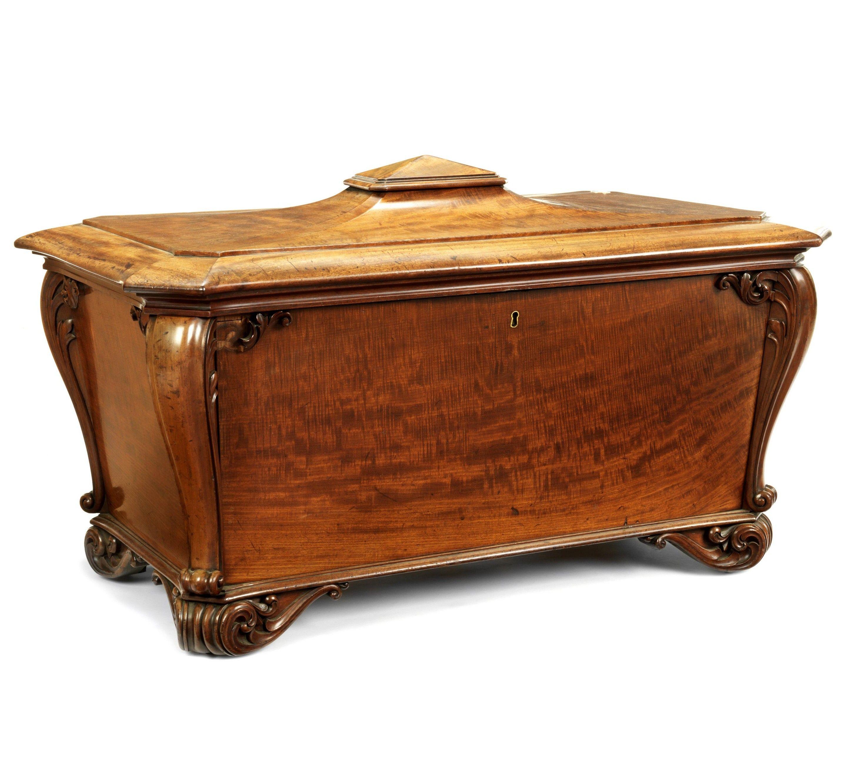 Anglais Grand coffre à liqueurs en acajou de style William IV Fiddleback en vente