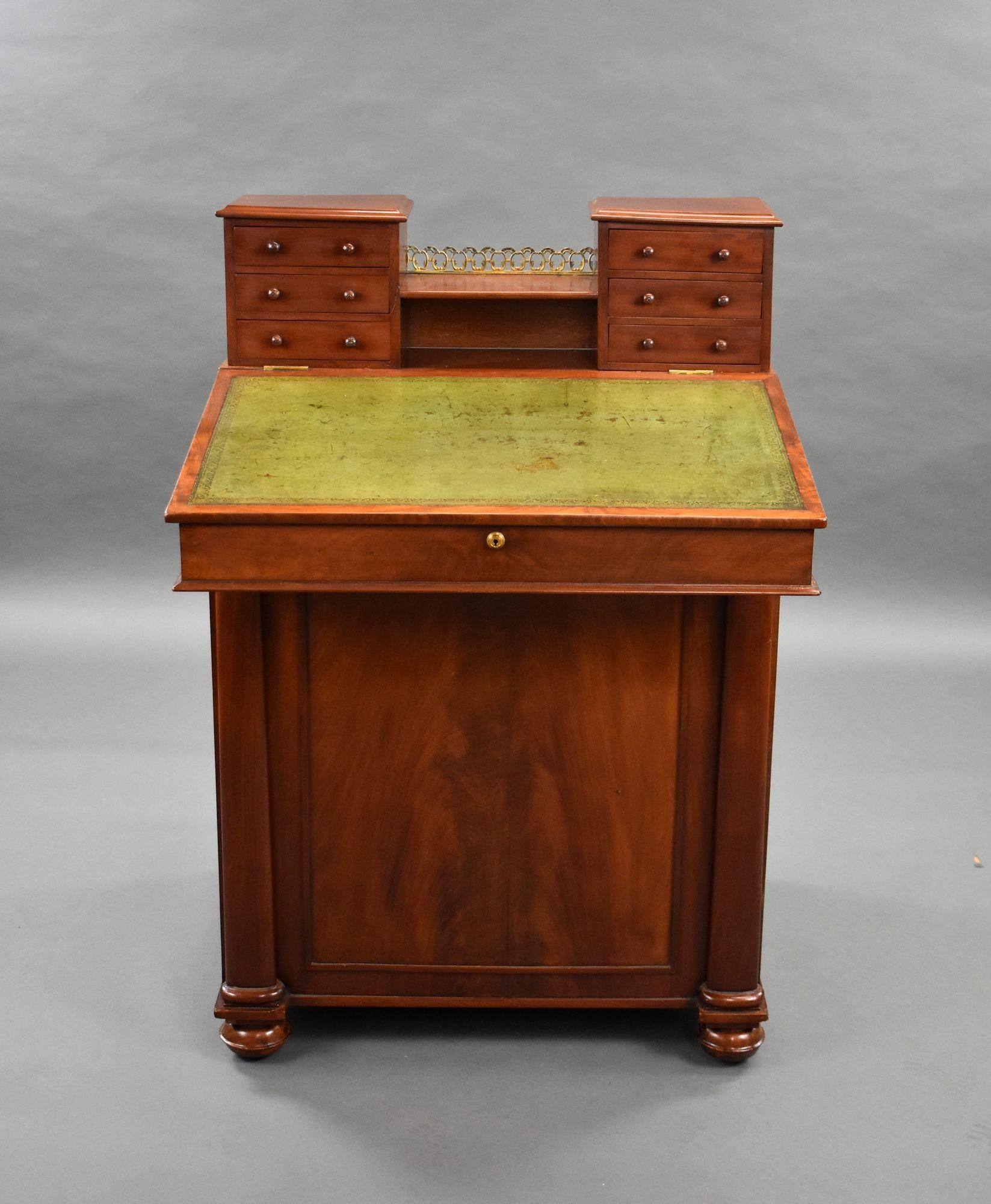 In vendita c'è un davenport in mogano William IV di buone proporzioni, con due banchi di cassetti nella parte superiore, sopra una superficie di scrittura ascendente, con un armadietto a pannelli che si apre per rivelare cinque cassetti graduati, in