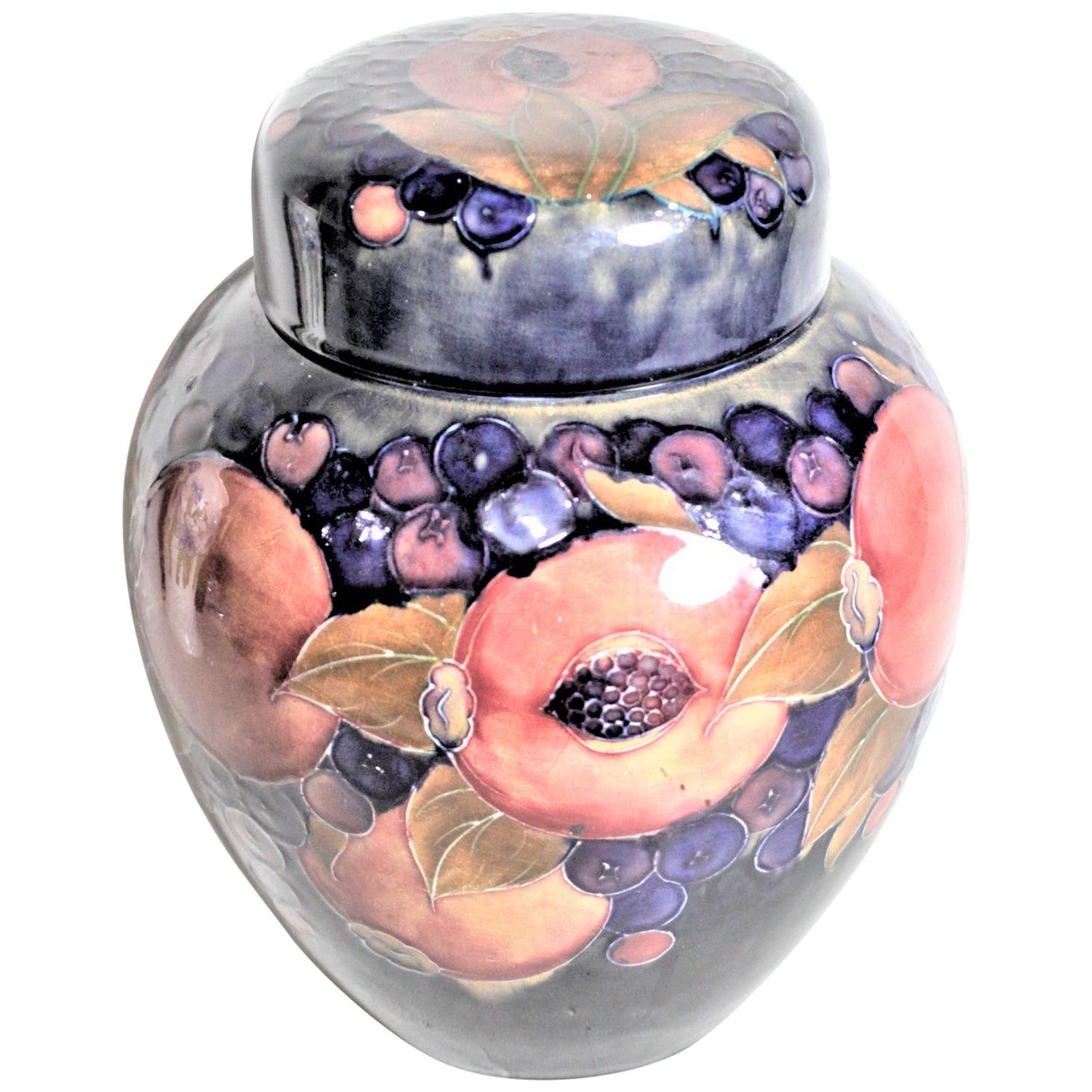 Großes William Moorcroft-Keramikgefäß oder Vase mit Granatapfel-Deckel oder Ingwerglas in Granatapfelform