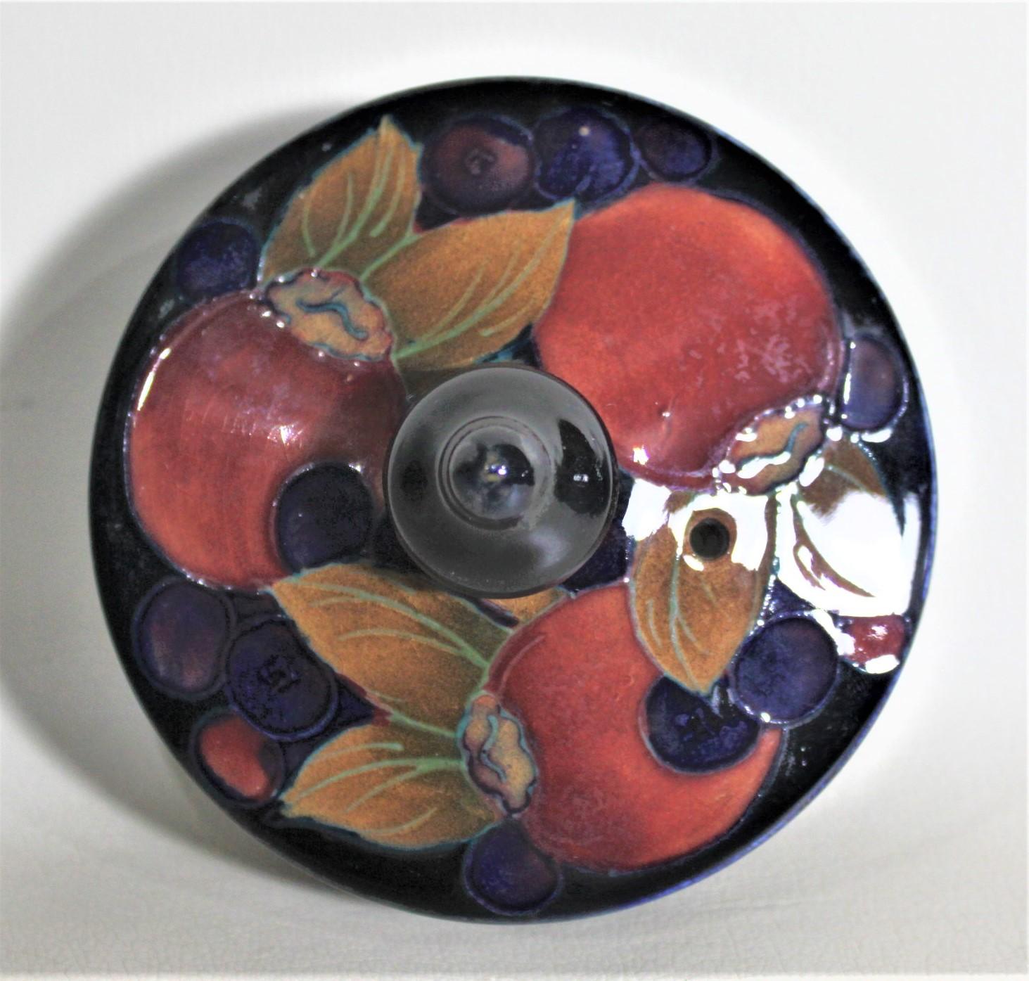 Grande théière en poterie d'art William Moorcroft à motifs de grenades en vente 7