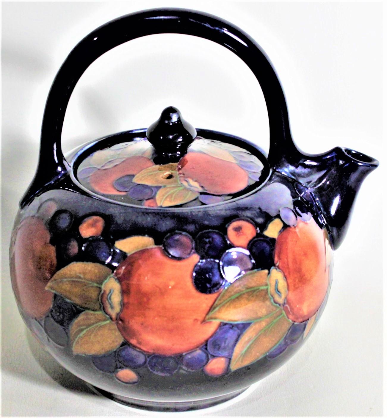 Cette grande théière en poterie d'art a été fabriquée par la société Moorcroft Pottery d'Angleterre vers 1925 dans leur modèle 