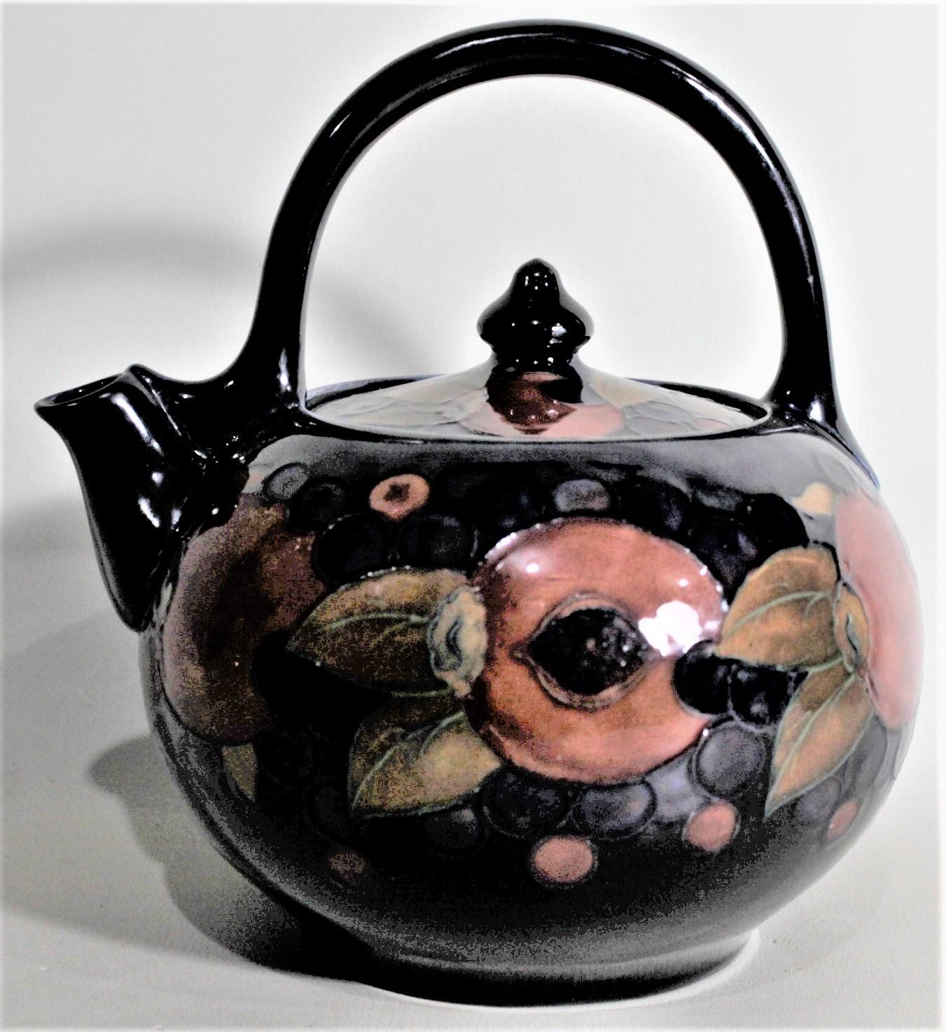 Große große William Moorcroft Granatapfel gemusterte Kunstkeramik-Teekanne (Englisch) im Angebot