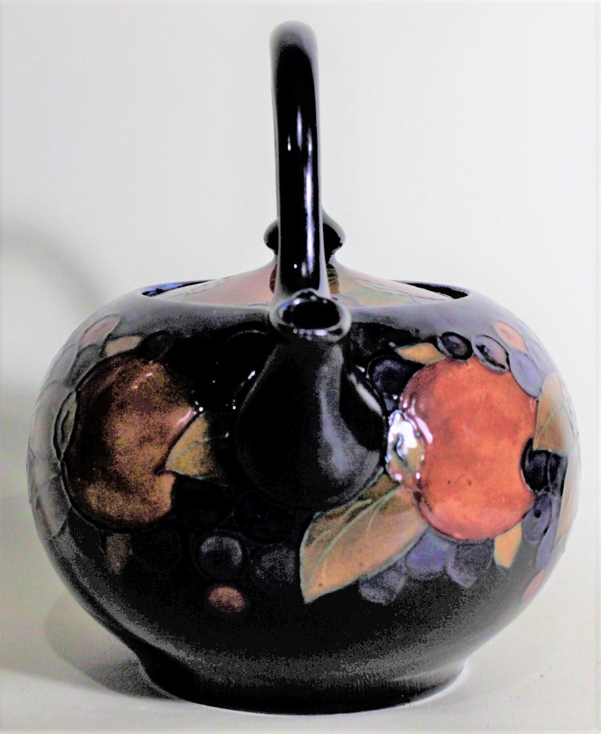 Grande théière en poterie d'art William Moorcroft à motifs de grenades Bon état - En vente à Hamilton, Ontario