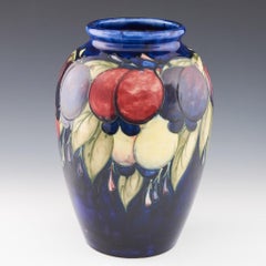 Grand vase à prunes William Moorcroft, vers 1935