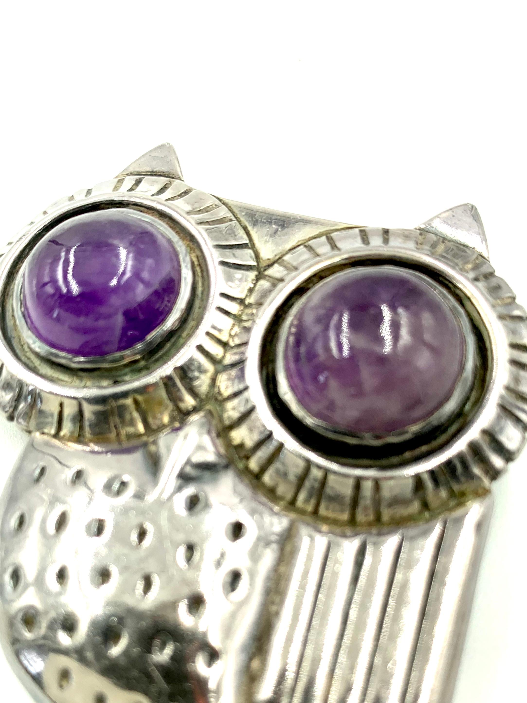 Fabulous early Spratling silver owl brooch with large cabochon amethyst eyes.
Taxco Mexican Modernist Movement
Marked in two places on back with hallmarks that date this piece to 1940-1944 - from Spratling's first design period 1931-1946
Very good