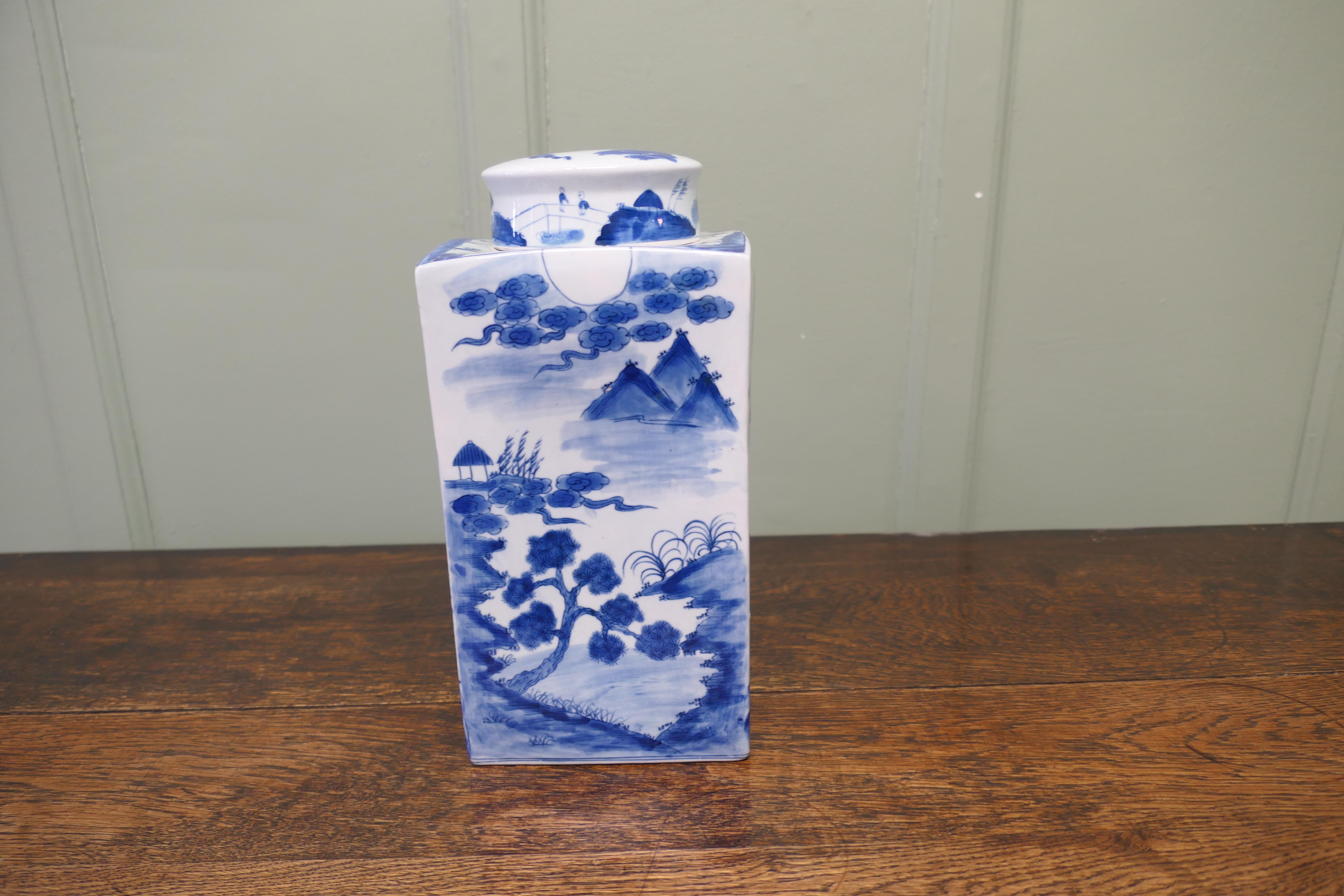 Large Willow Pattern Storage Canister, Ginger Jar In Good Condition For Sale In Godshill, Isle of Wight