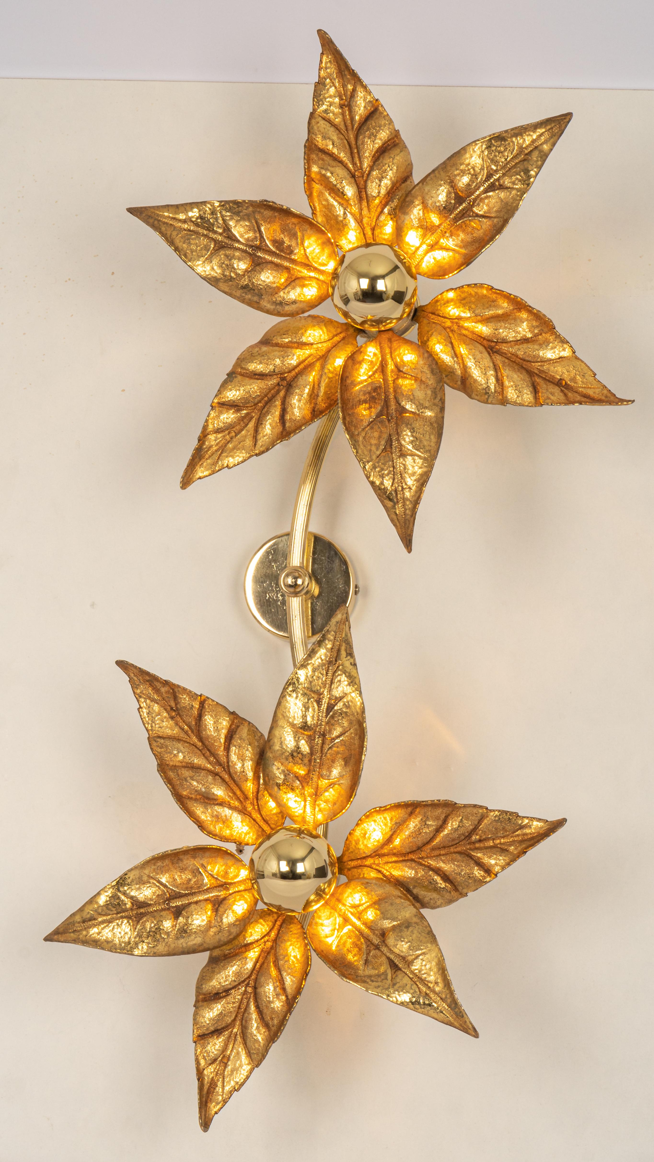 Large Willy Daro Style Brass Double Flower Wall Lights, 1970s In Good Condition For Sale In Aachen, NRW