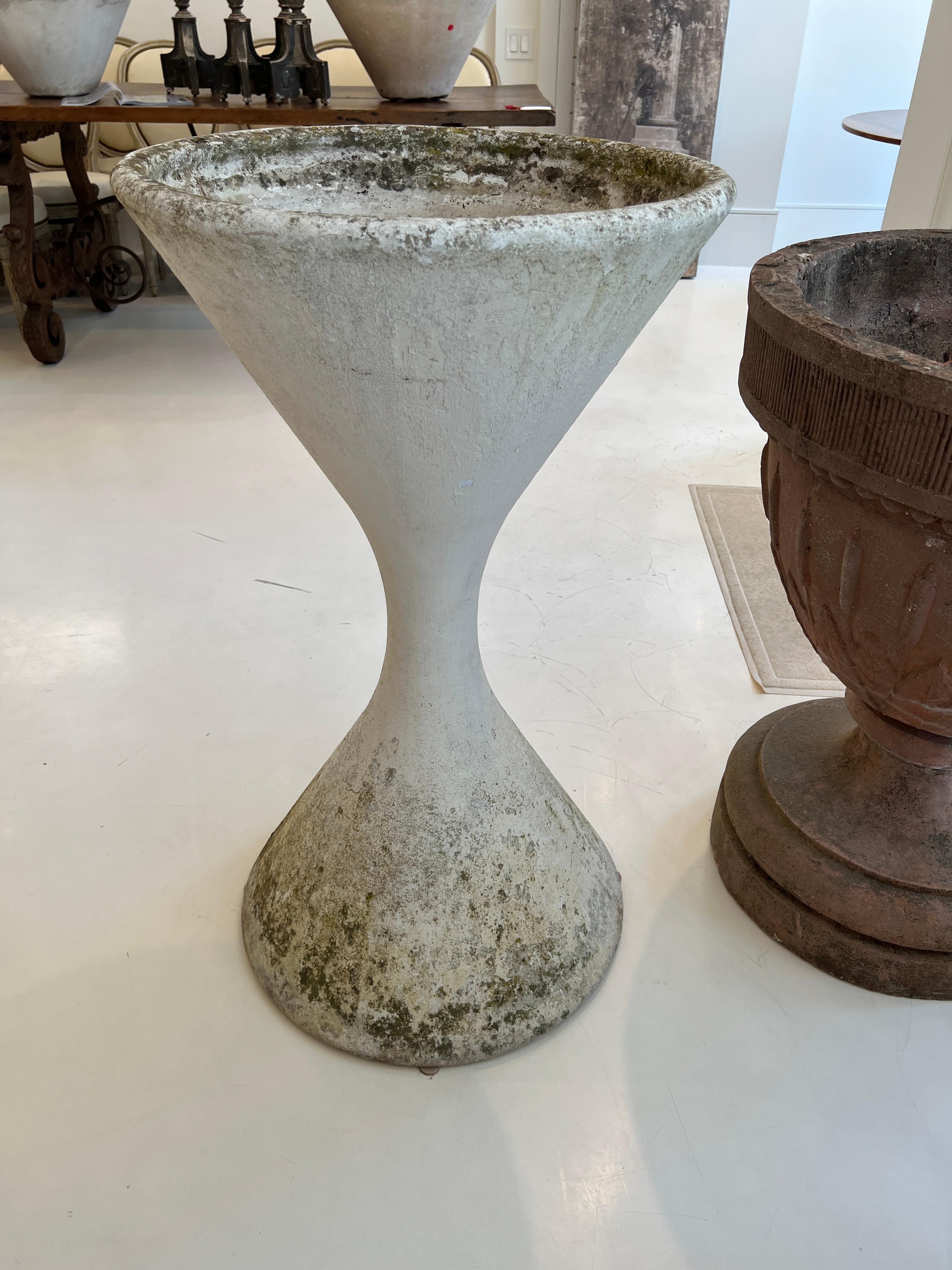 Large Willy Guhl Diablo Hourglass Planter In Fair Condition For Sale In New Orleans, LA
