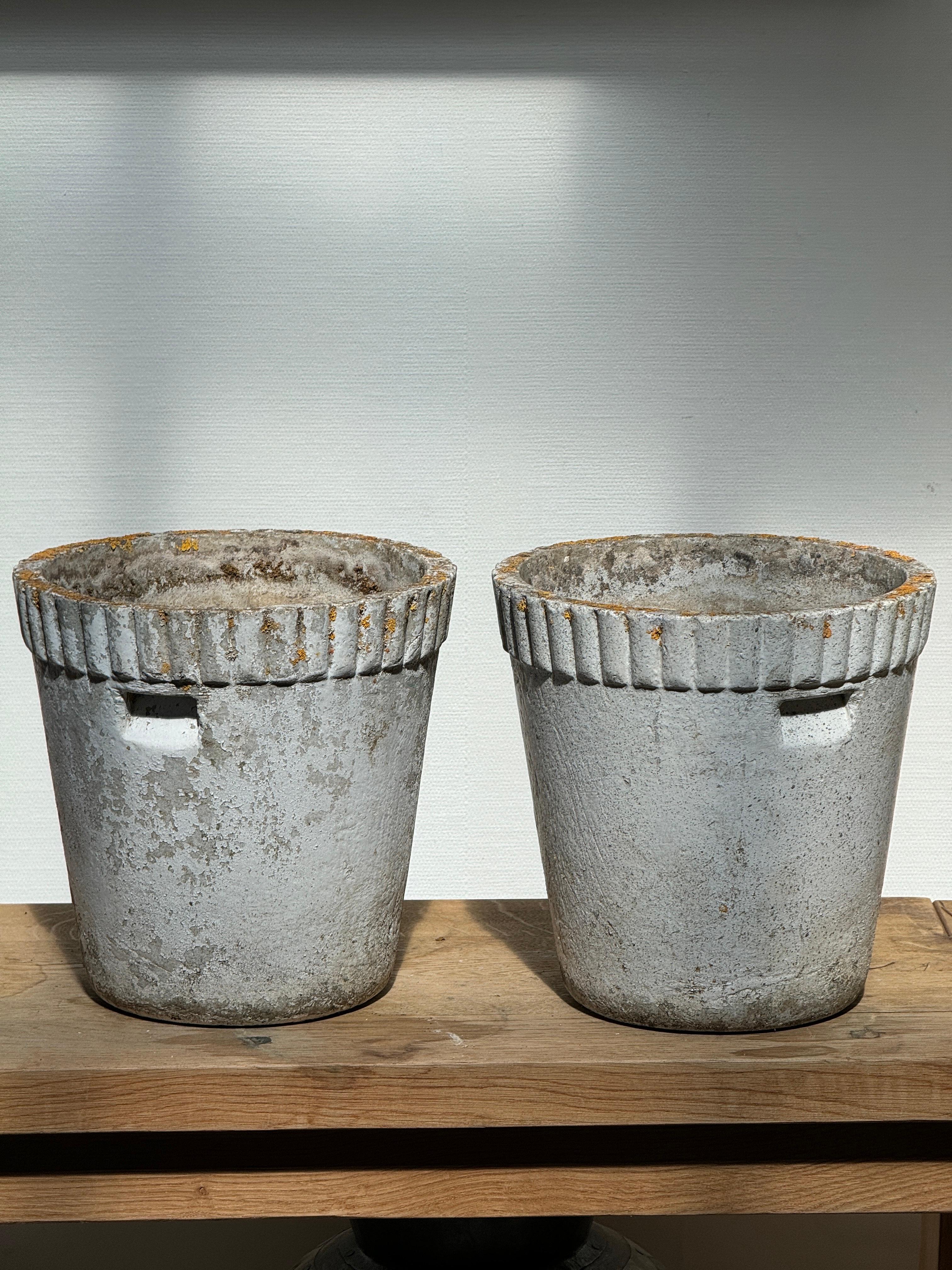 Si tratta di una fioriera in cemento della metà del secolo scorso, proveniente dalla Svizzera e progettata dall'acclamato designer Willy Guhl intorno agli anni '60. Noto per il suo uso innovativo dei materiali, Guhl ha creato questo vaso da fiori