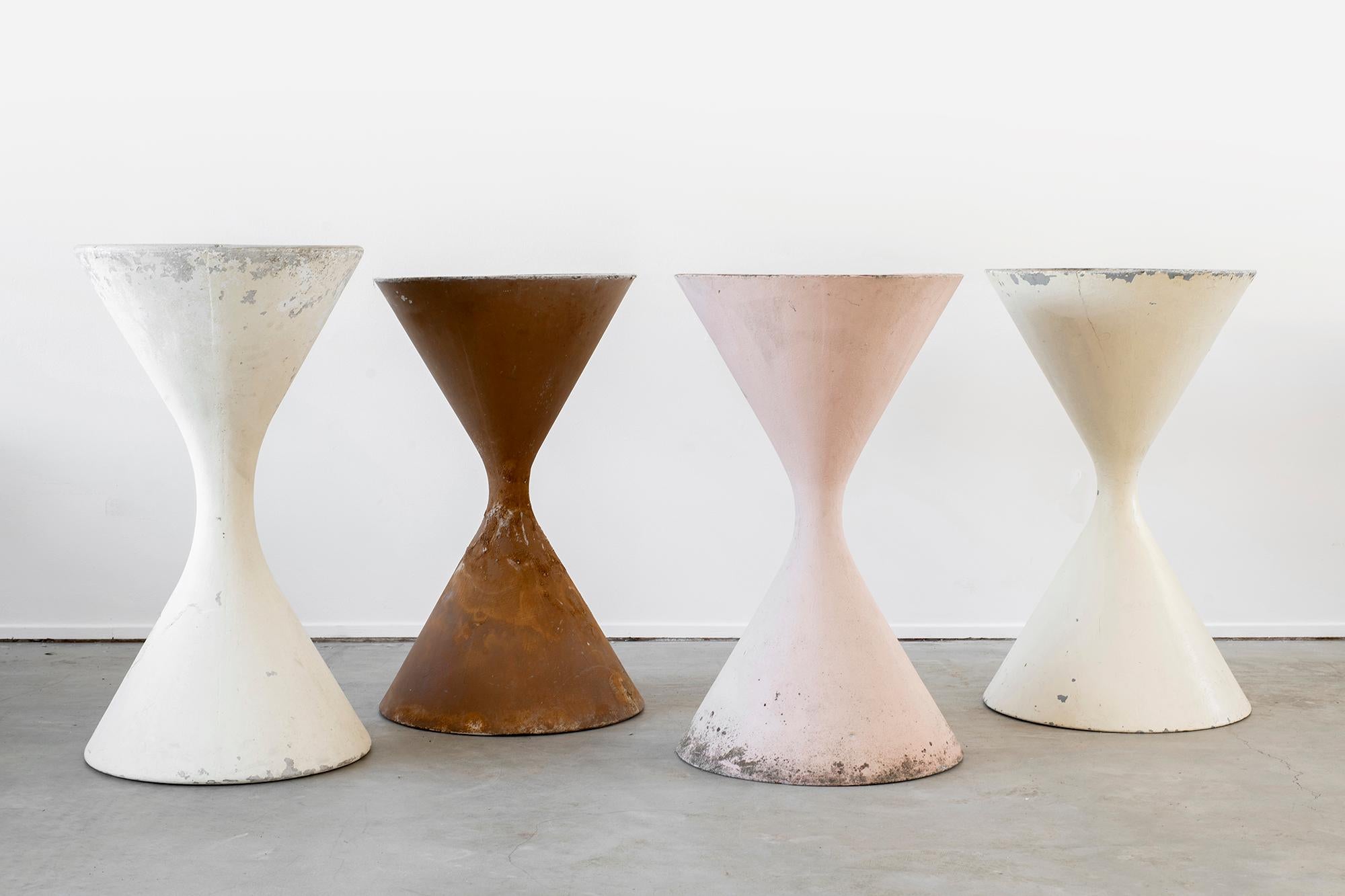 Wonderful concrete hourglass planters by the Swiss Architect, Willy Guhl.
Great age, patina and coloring. 
Iconic sculptural planter or garden object.

Listing is for a 35.5