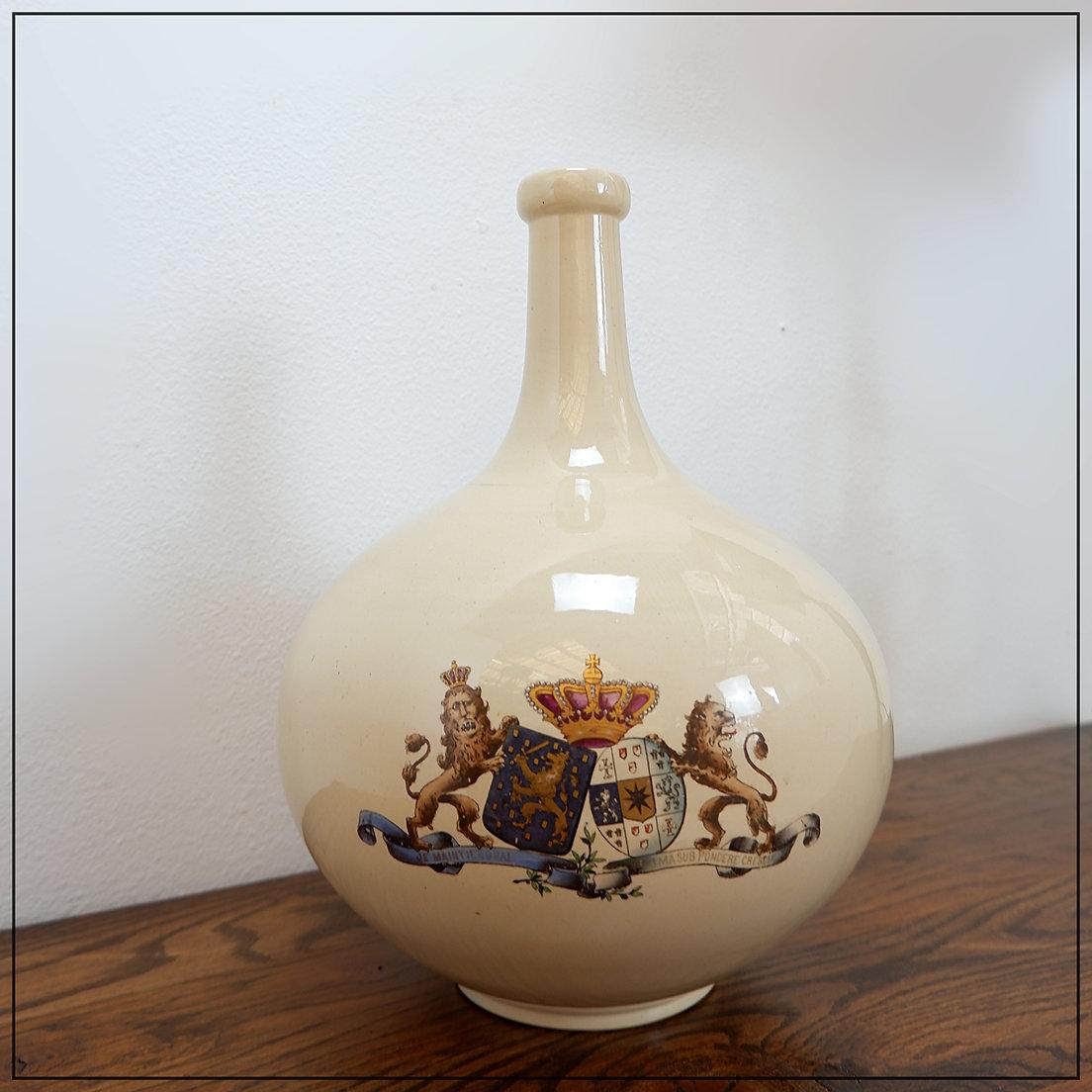 Large wine carafe decorated with the coats of arms of King William III and Queen For Sale 6
