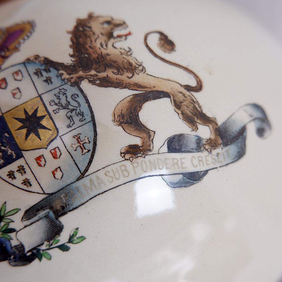 Large wine carafe decorated with the coats of arms of King William III and Queen For Sale 9