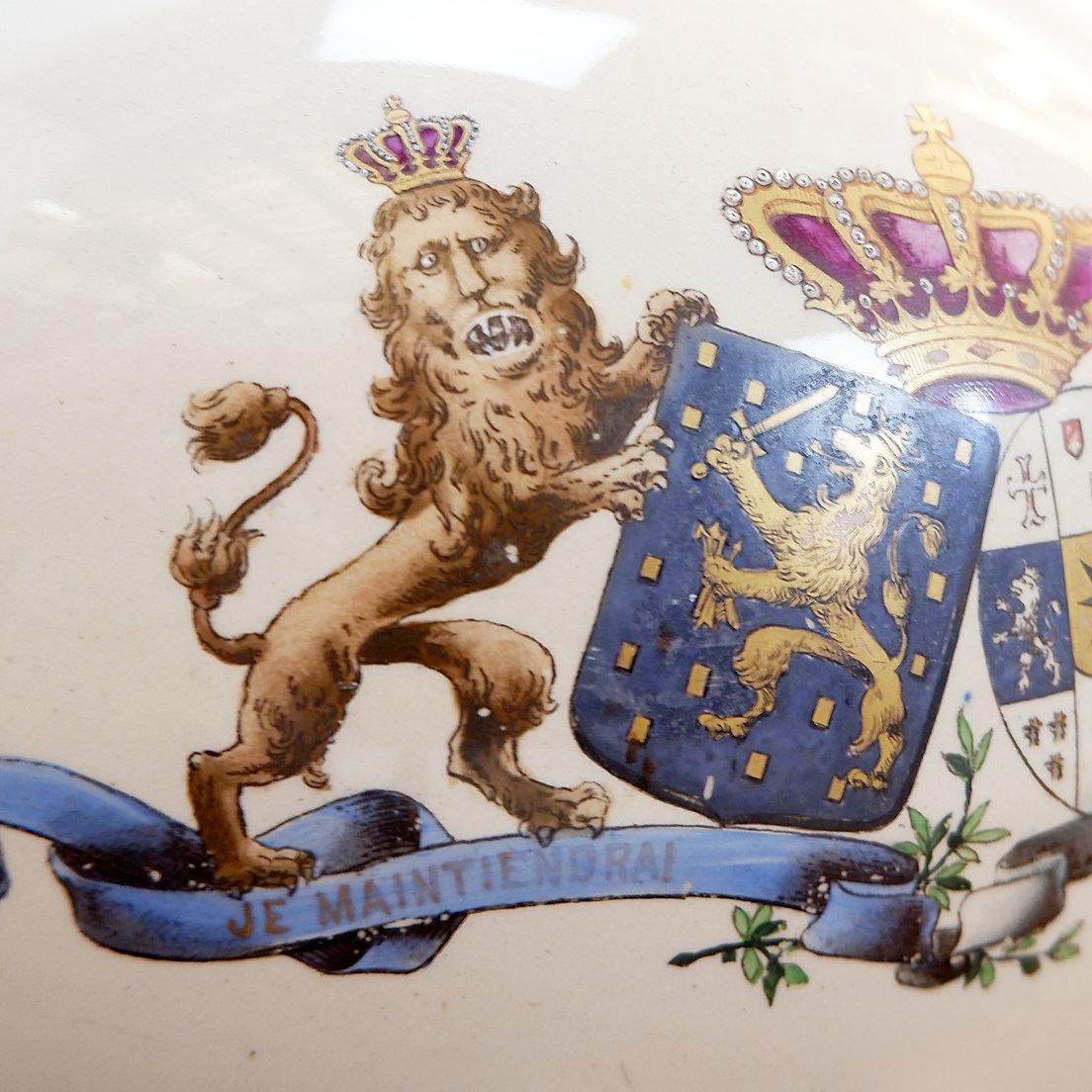 Large wine carafe decorated with the coats of arms of King William III and Queen For Sale 2