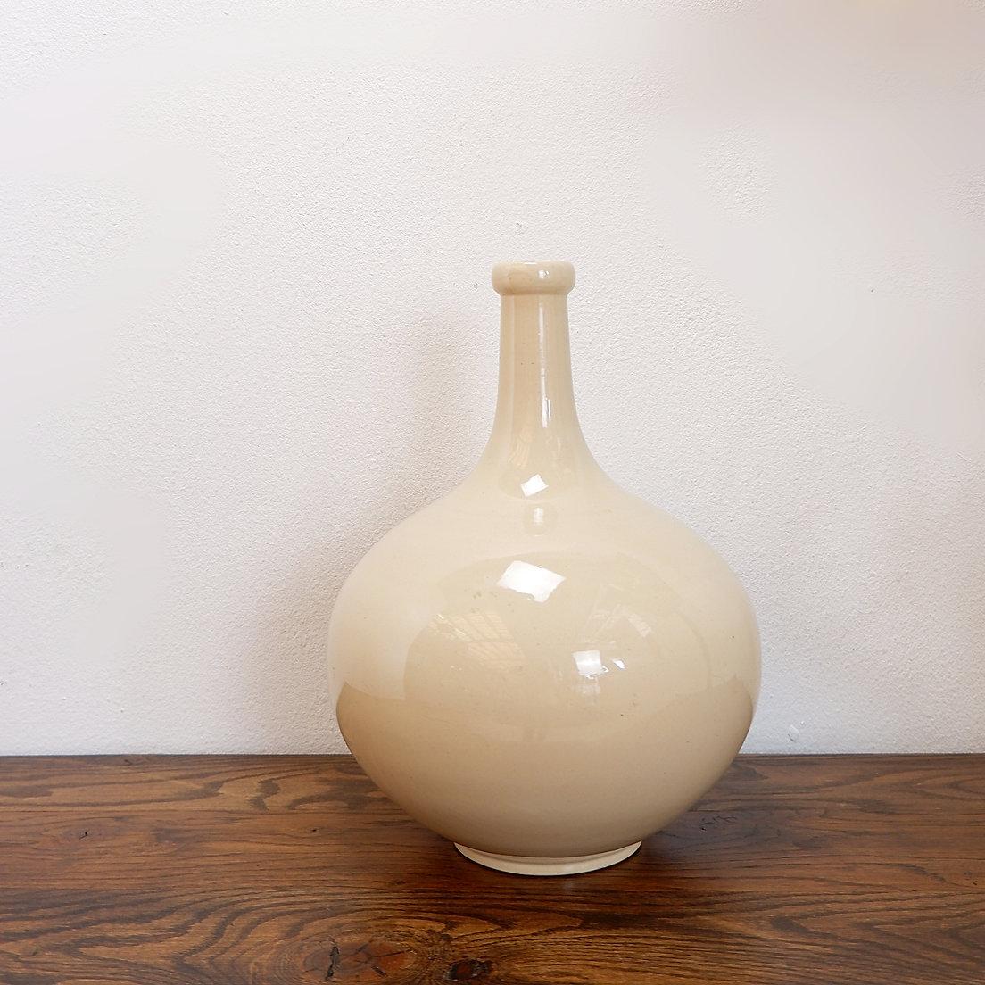 Large wine carafe decorated with the coats of arms of King William III and Queen For Sale 4