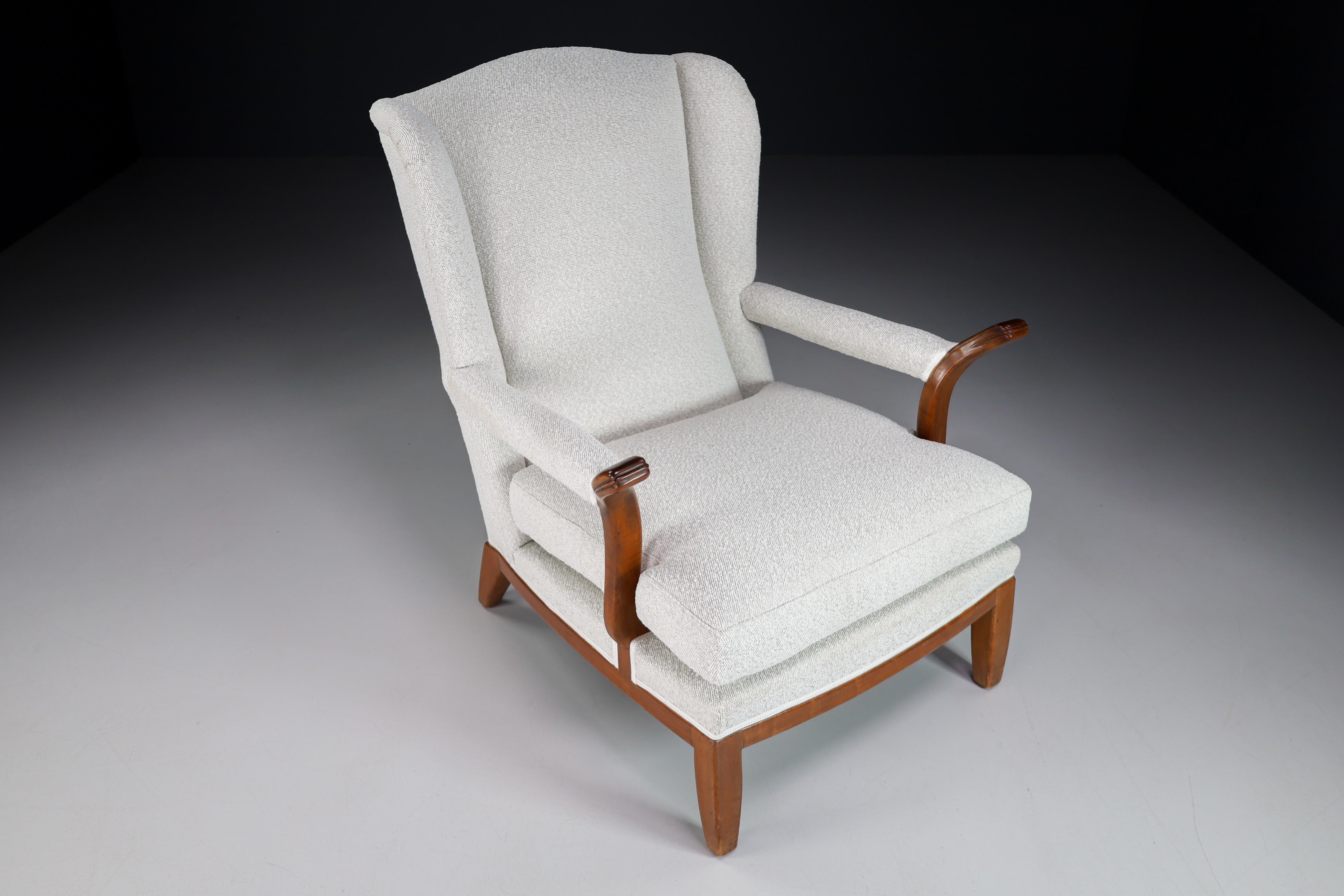 Large Wingback Chair in Walnut and New Bouclé Fabric, France, 1930s In Good Condition For Sale In Almelo, NL