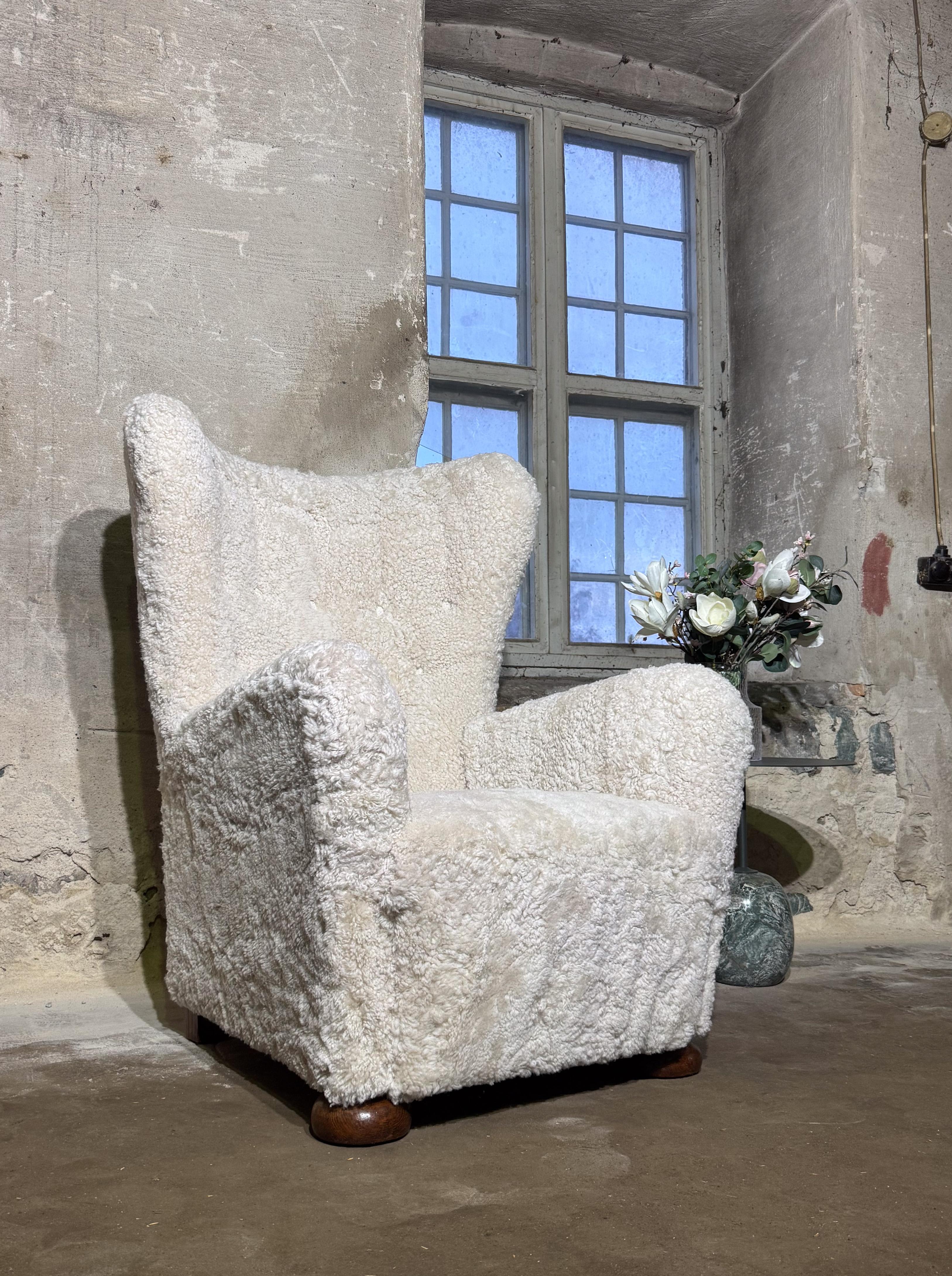 Sedia da salotto Wingback grande - Fritz Hansen 1672 in pelle di pecora in vendita 2