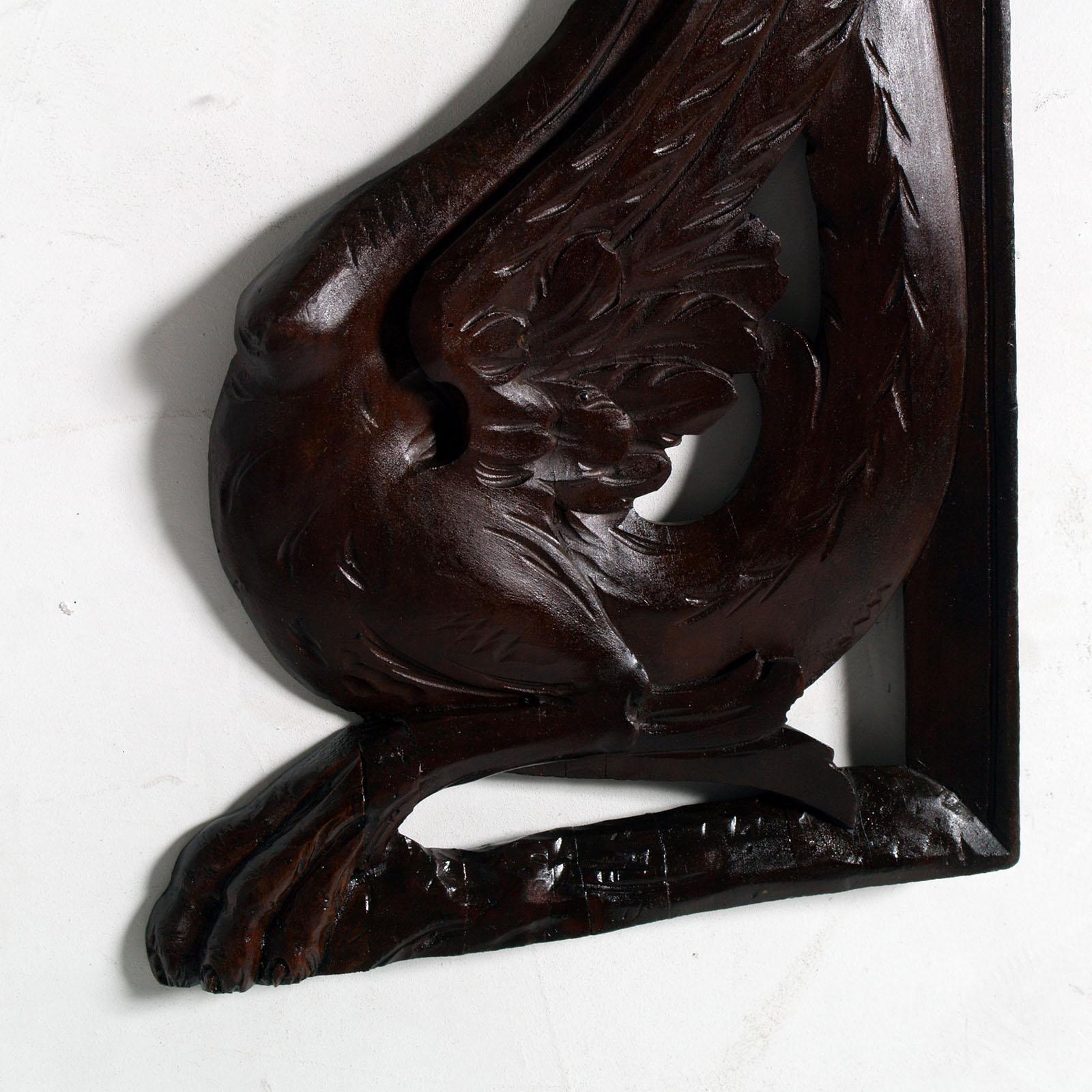 Gran grifo alado de Bottega Vincenzo Cadorin, para Testolini & Salviati en nogal tallado. Estos dos elementos escultóricos fueron la base de un gran espejo, realizado por el gran tallista Cadorin para los espejos de los hermanos Testolini. Por su