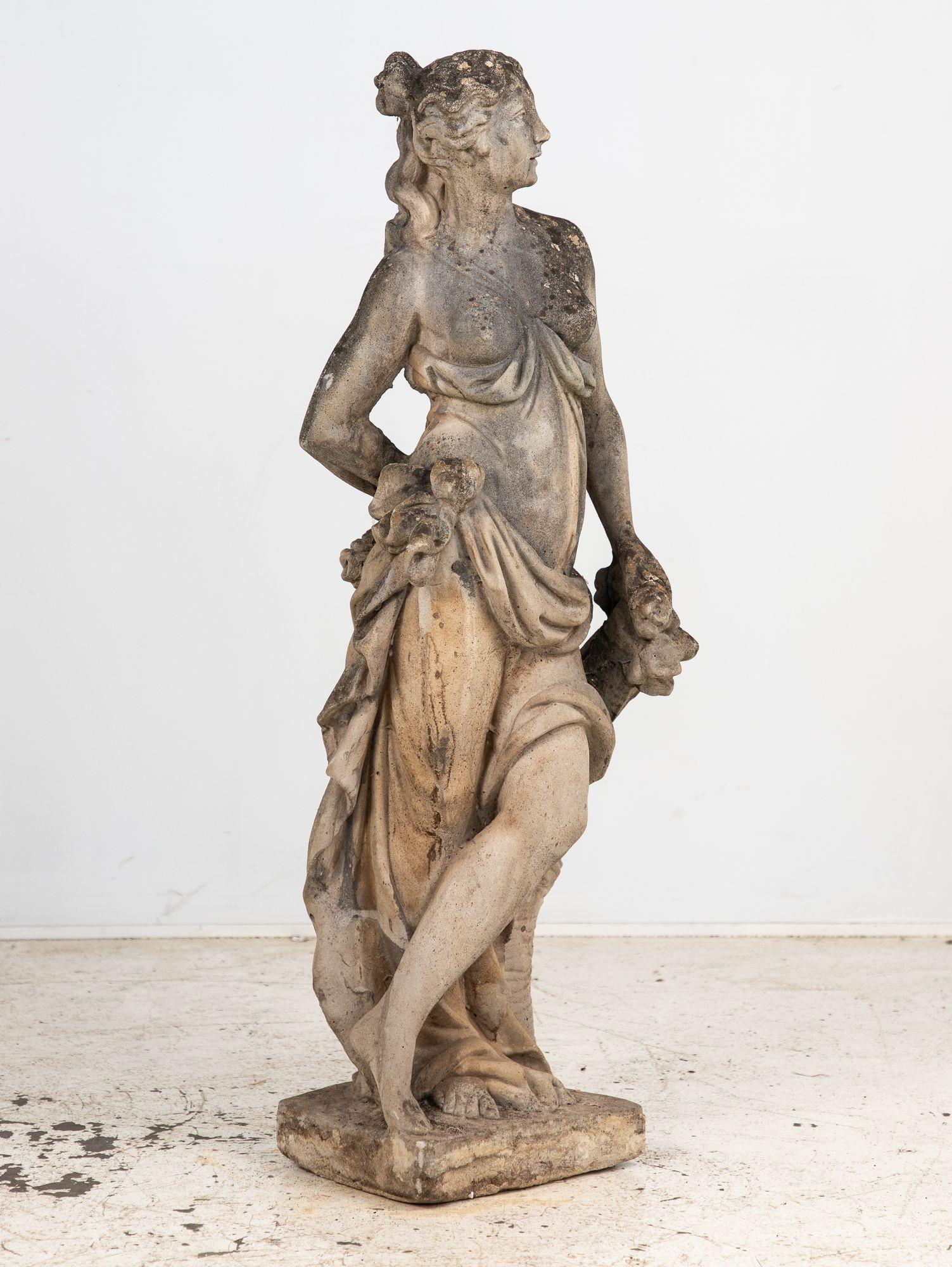 Große Wintergöttin der Four Seasons Gartenfigur, Italien, Ende 20. (20. Jahrhundert) im Angebot