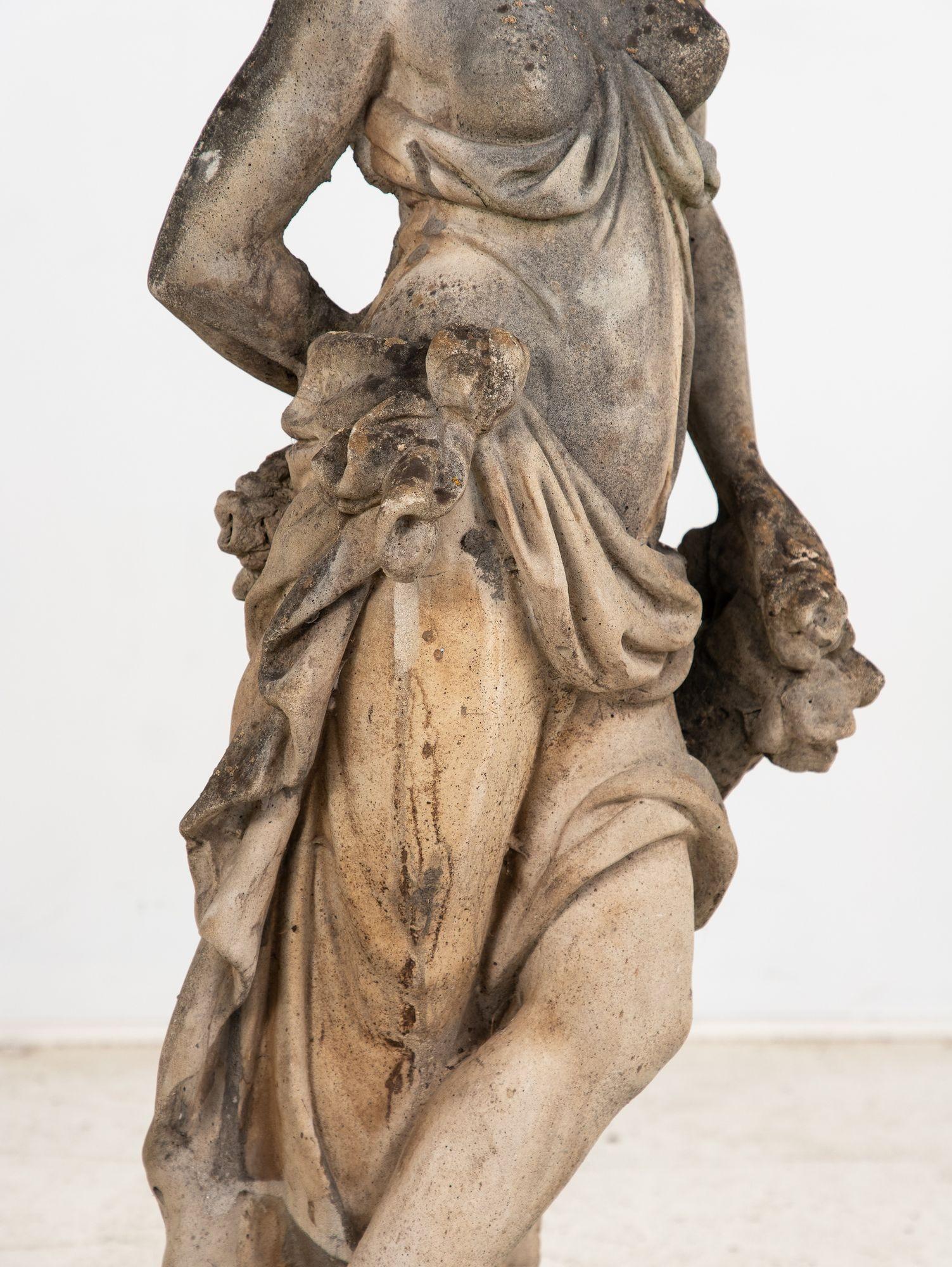 Große Wintergöttin der Four Seasons Gartenfigur, Italien, Ende 20. (Beton) im Angebot