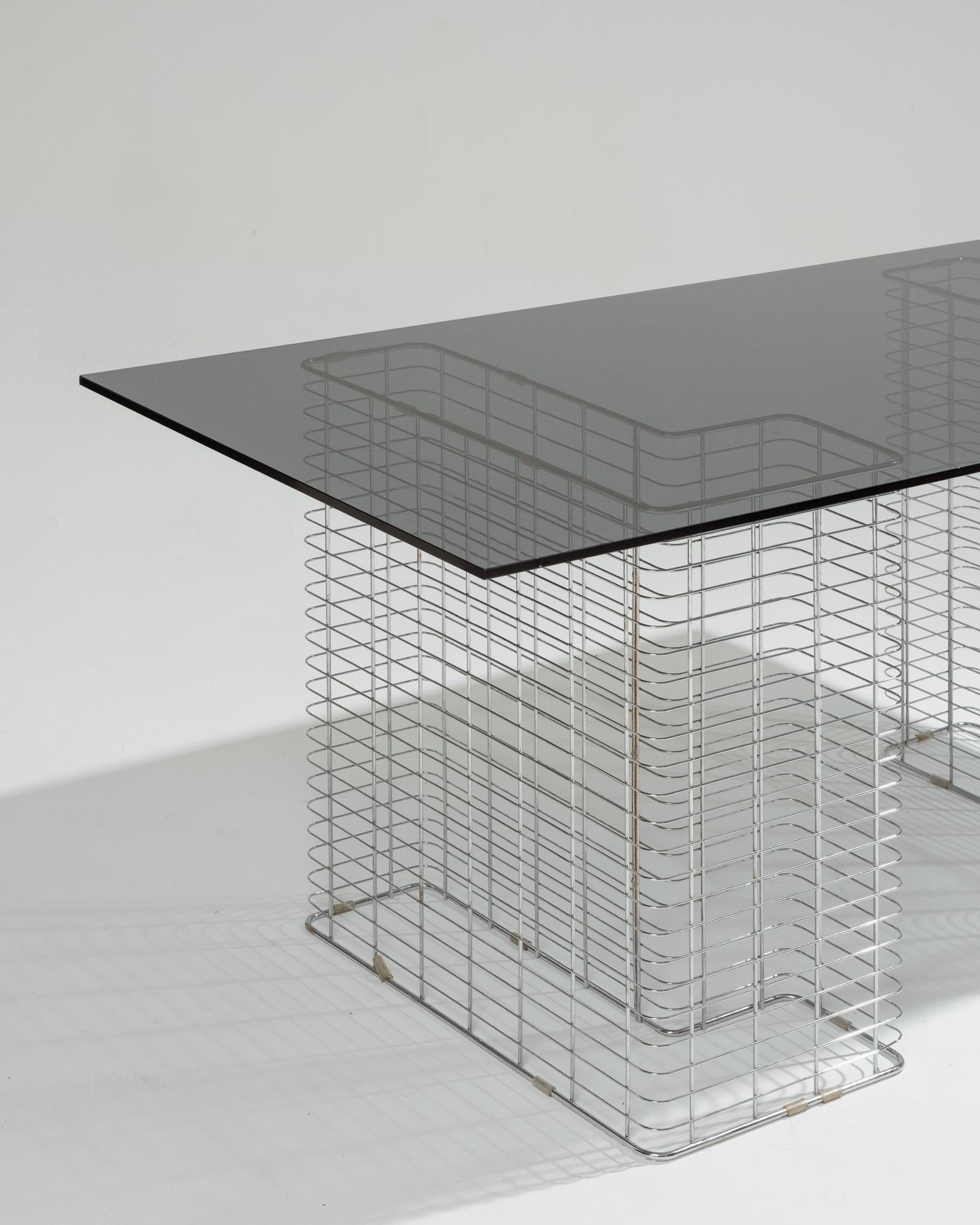 Bureau de direction dessiné par Terence Conran pour Habitat dans les années 1980. Platte aus veredeltem Stahl, die auf zwei verchromten Metallteilen in Form eines L ruht. Modulare Struktur, die je nach Verwendung angepasst werden kann, vertikal für