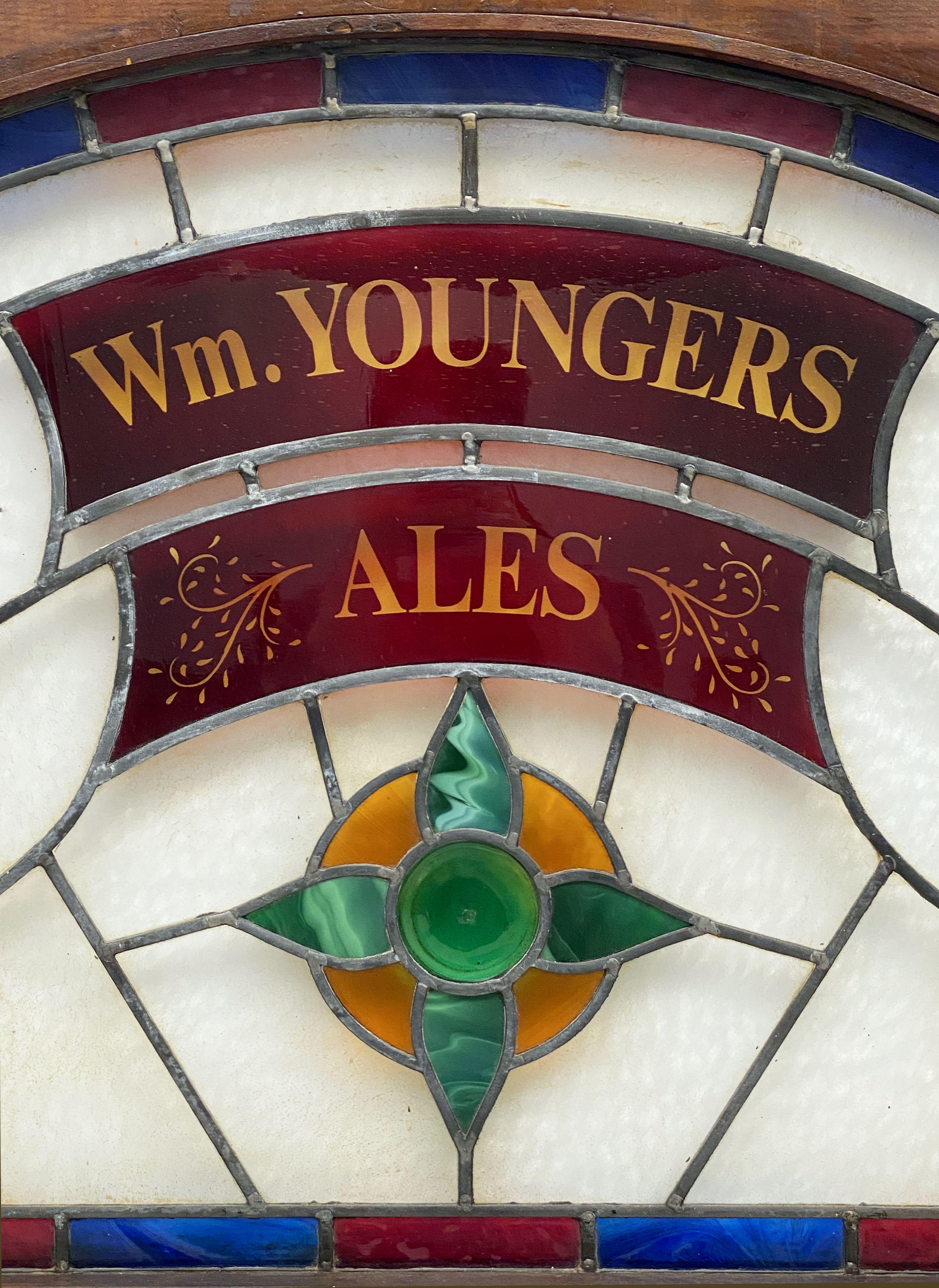 Grand Wm. Signe de pub en verre teinté Youngers Ales d'Écosse en vente 1