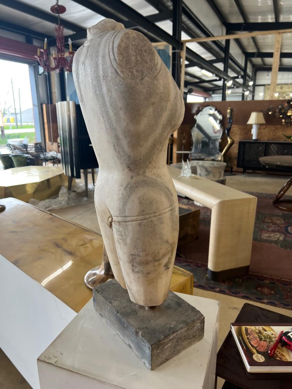 Grande sculpture de torse de femme en vente 1