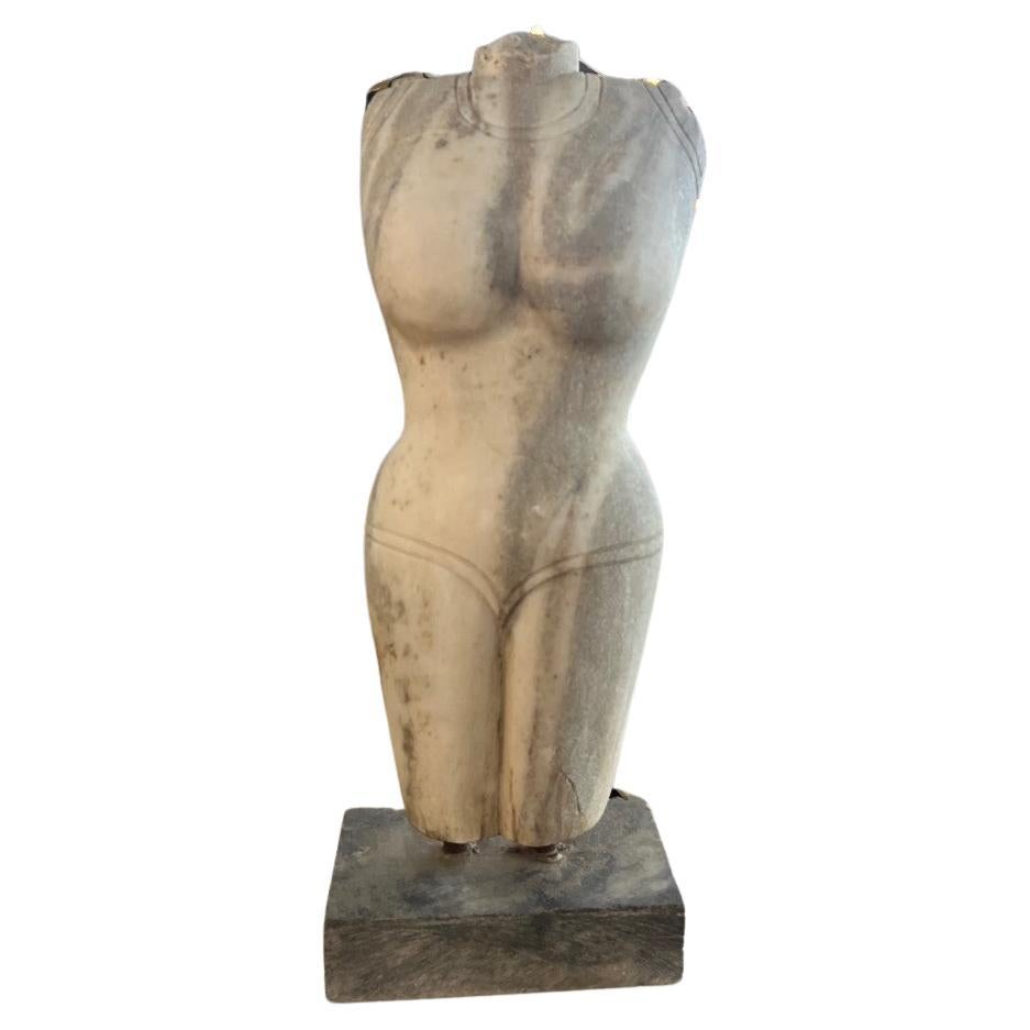Grande sculpture de torse de femme en vente