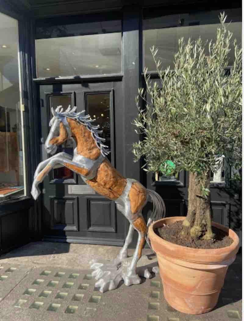 Una grande scultura contemporanea di cavallo mustang in legno e alluminio. 

Questo pezzo è davvero un elemento decorativo di spicco per qualsiasi spazio. Adatto all'ingresso o alla porta, ma anche all'uso interno, è un pezzo di grandi dimensioni