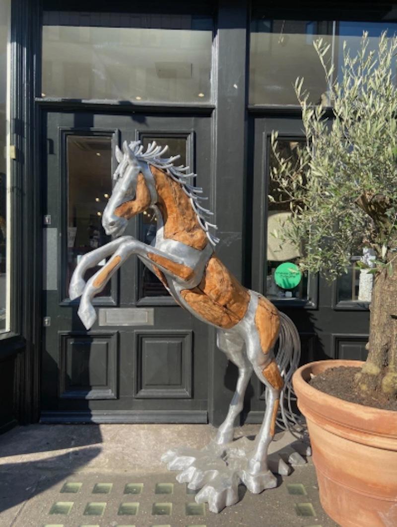 Europeo Grande scultura da interno e da esterno in legno e alluminio del Cavallo Mustang in vendita
