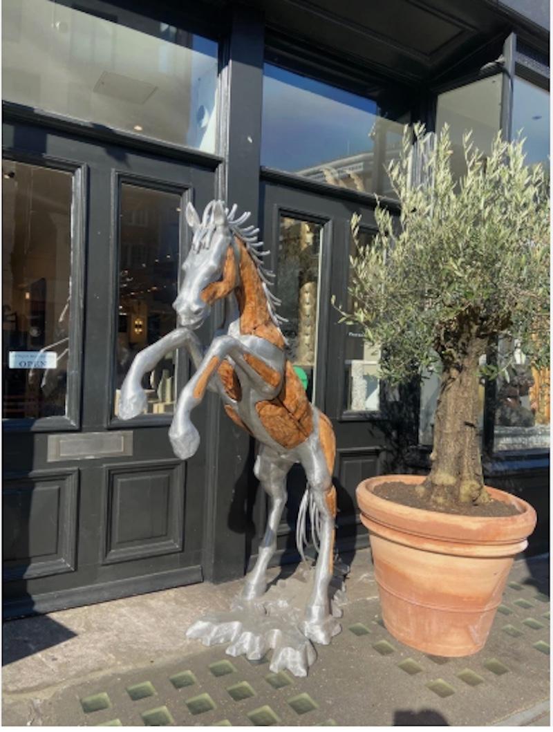 Grande scultura da interno e da esterno in legno e alluminio del Cavallo Mustang In condizioni ottime in vendita a London, GB