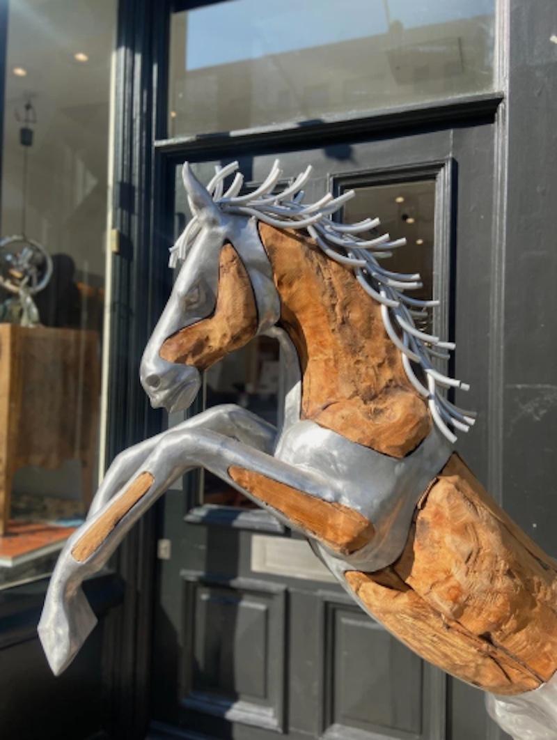 XXI secolo e contemporaneo Grande scultura da interno e da esterno in legno e alluminio del Cavallo Mustang in vendita