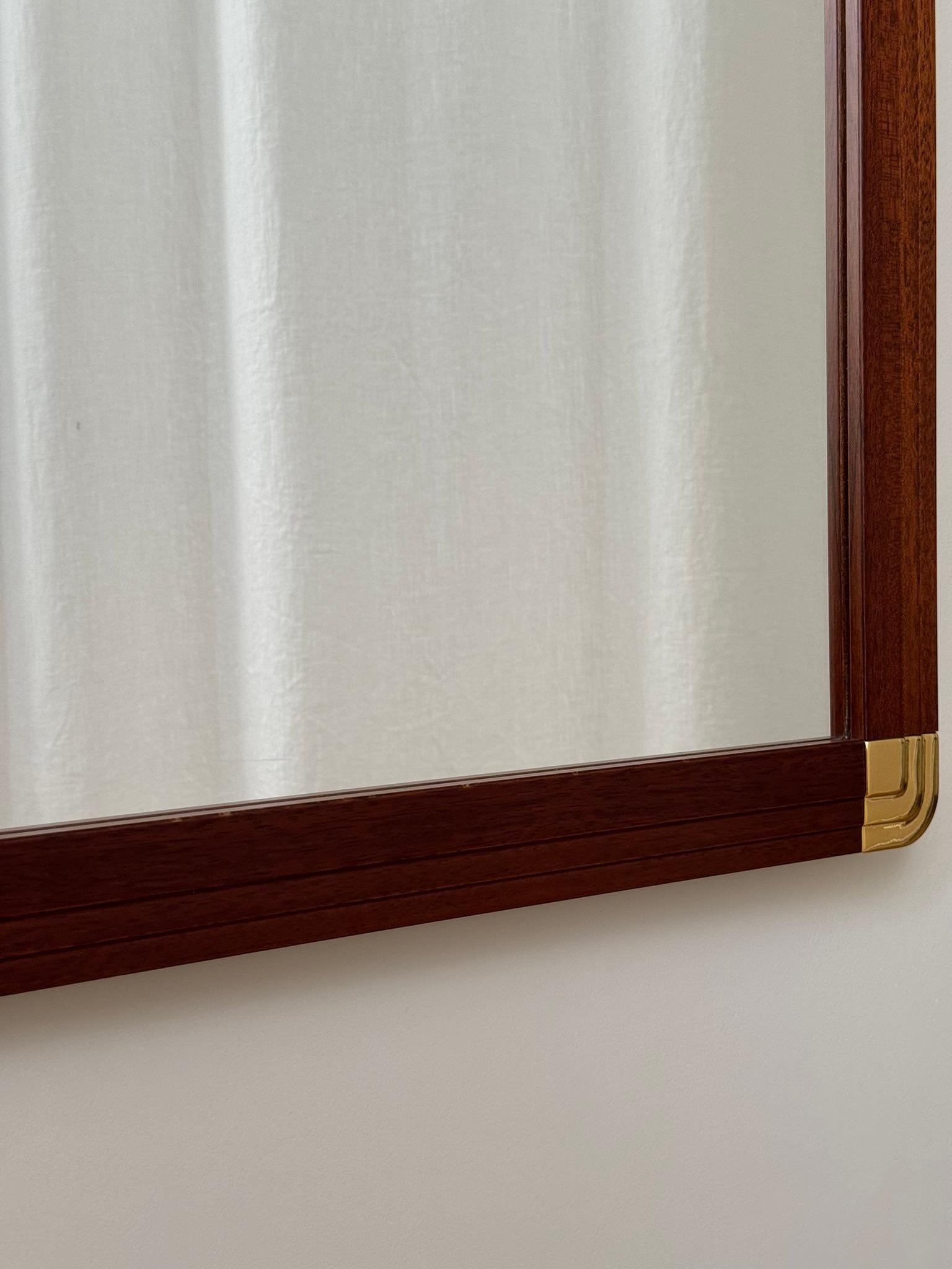 Gran espejo de pared de madera y latón siglo XX en venta