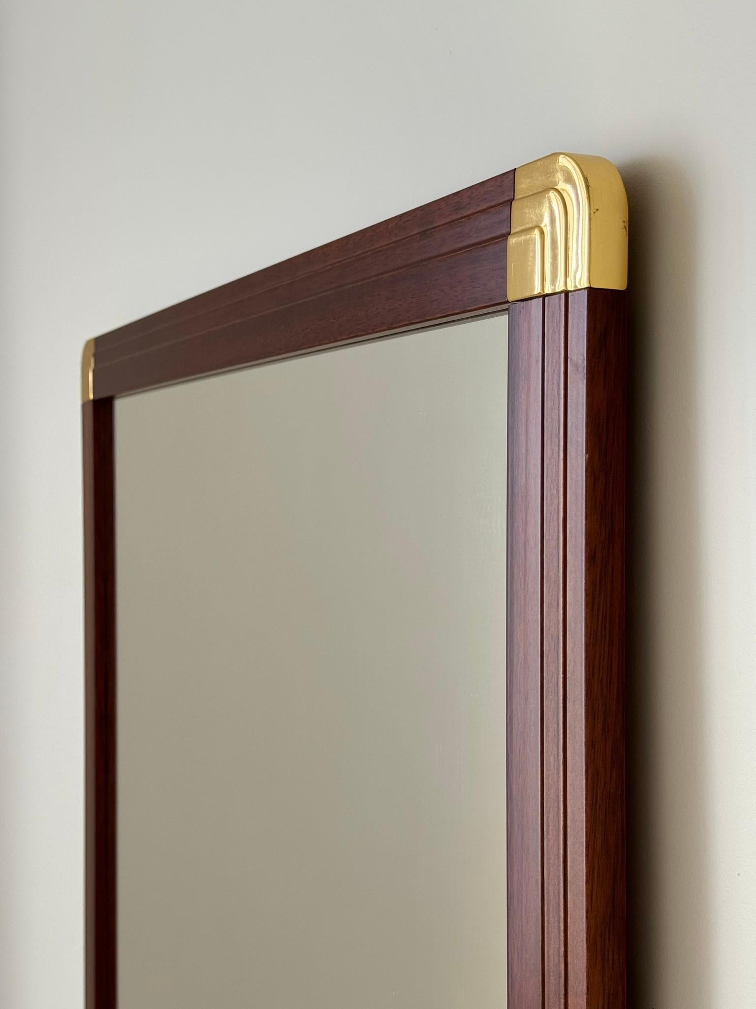 Gran espejo de pared de madera y latón en venta 1