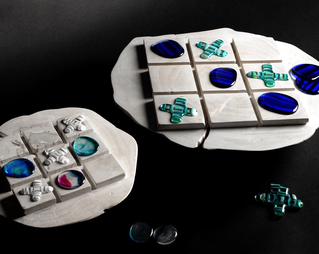 Une collaboration d'Orfeo Quagliata pour créer un divertissement familial emblématique. Cette édition de jeux de société présente des jeux classiques comme le backgammon, les échecs et le Tic Tac Toe, fabriqués en bois et en verre. 

Depuis 2000,