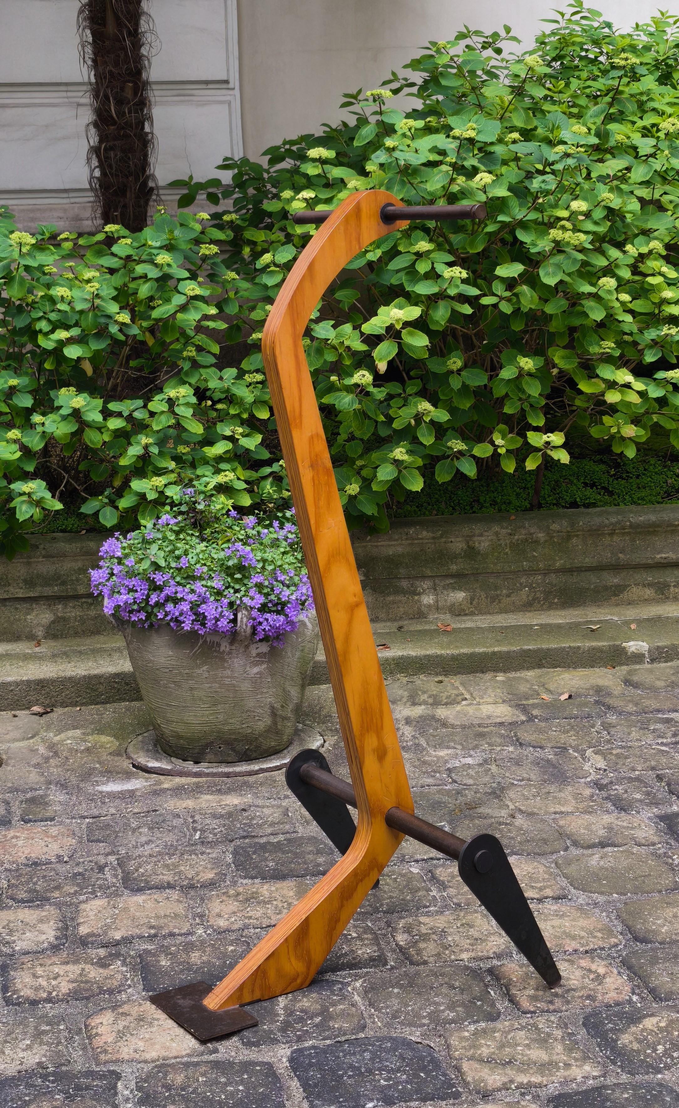 Large wood and steel sculpture, 1980s, like a clothes rack ?
.
The base is reminiscent of some of Jean Prouvé's creations ant it reminds works of Ron Arad, Alexander Calder...
.
Height : 150 cm
Width : 60 cm
Depth : 60 cm

Weight approximately 30