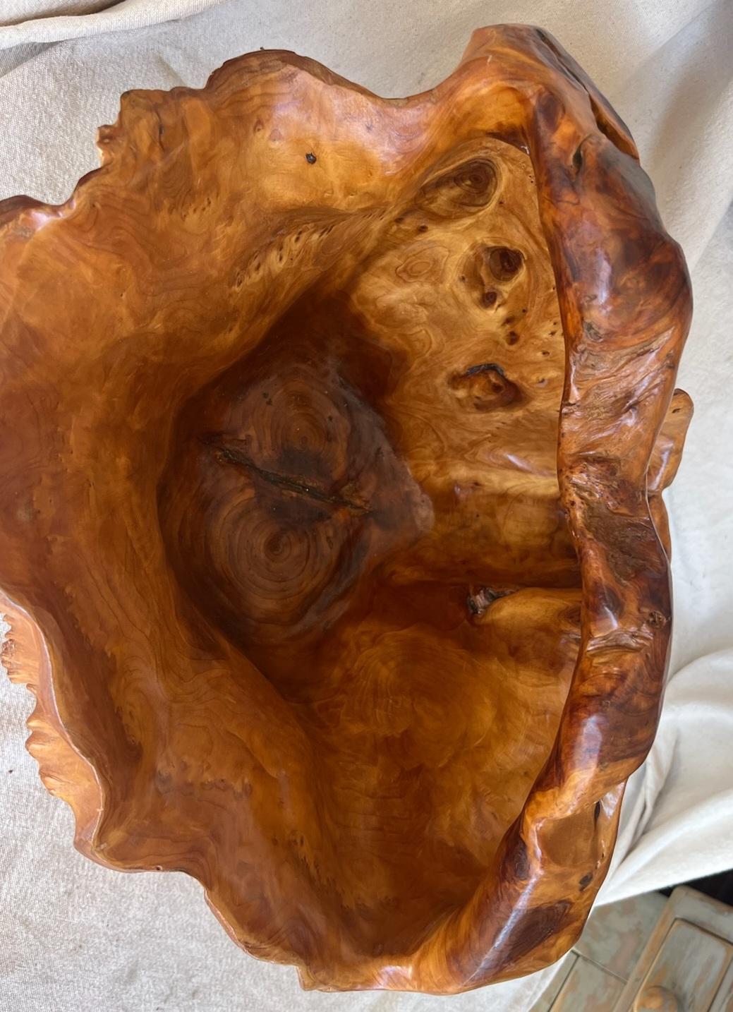 Américain Grand panier en bois sculpté à la main  en vente