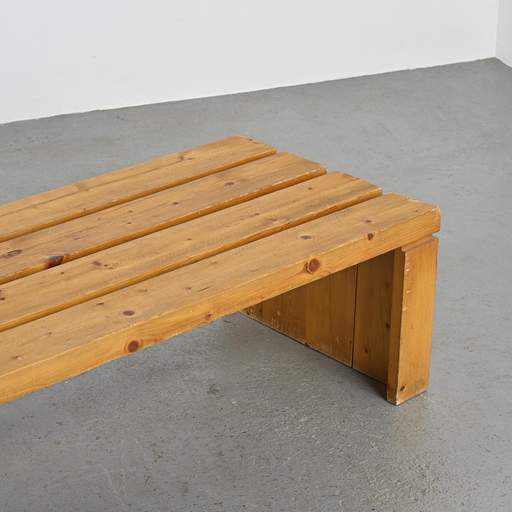 Grand banc conçu par Charlotte Perriand pour meubler la résidence Les Mirantins, l'un des derniers projets de l'architecte aux Arcs de 1984 à 1987, comprenant des studios en duplex.

Le banc se compose de quatre larges lattes soutenues par deux
