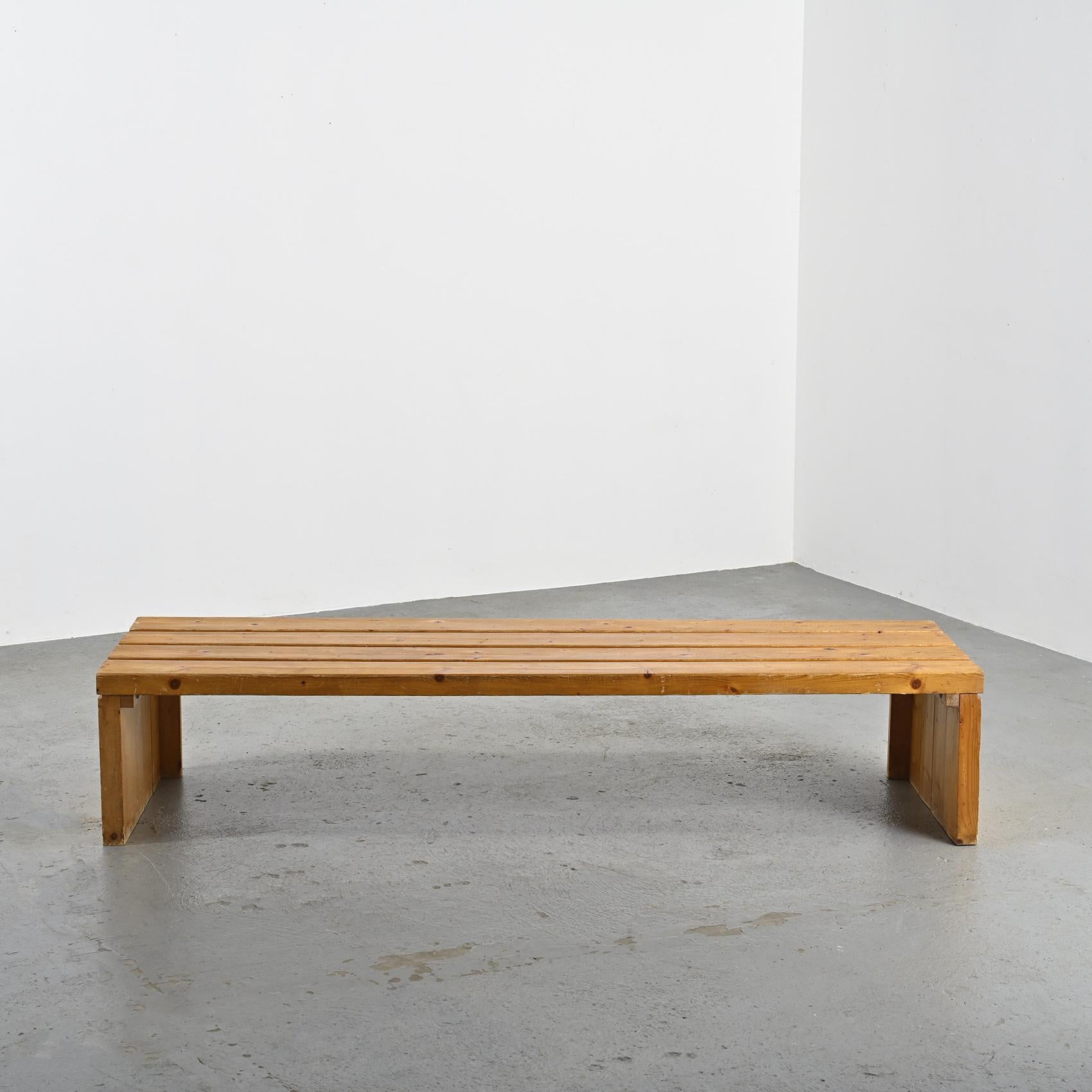 20ième siècle Grand banc en bois des Arcs de Charlotte Perriand, 1985 en vente