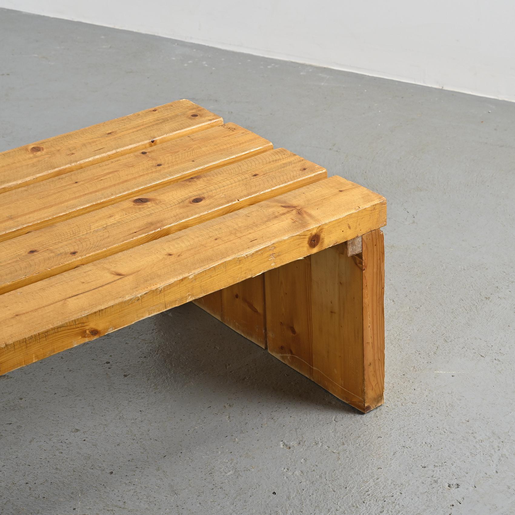 Pin Grand banc en bois des Arcs de Charlotte Perriand, 1985 en vente