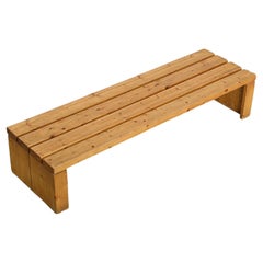 Grand banc en bois des Arcs de Charlotte Perriand, 1985