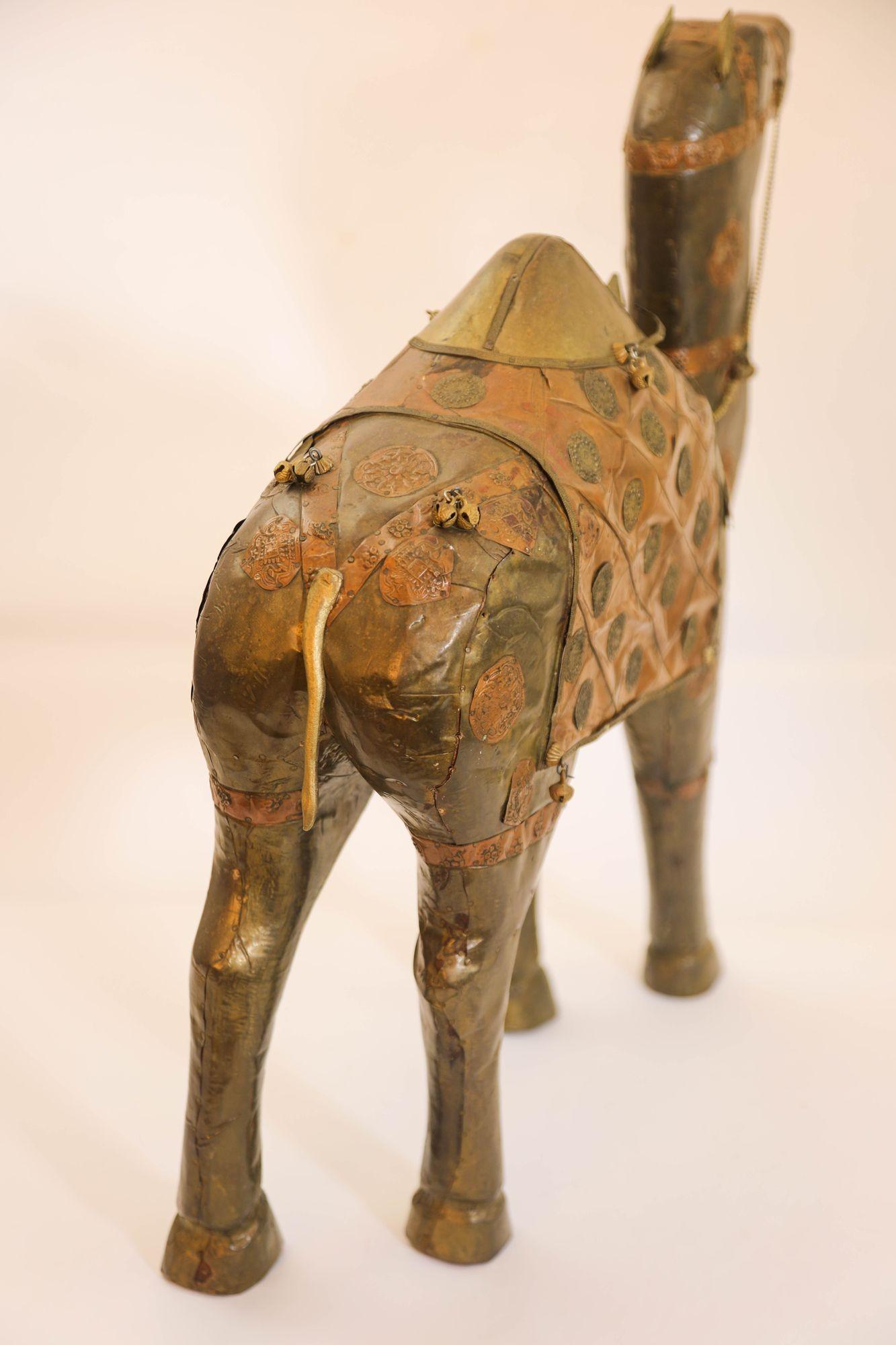 Gran Escultura de Madera de Camello Cubierta de Latón y Cobre Raj India en venta 3