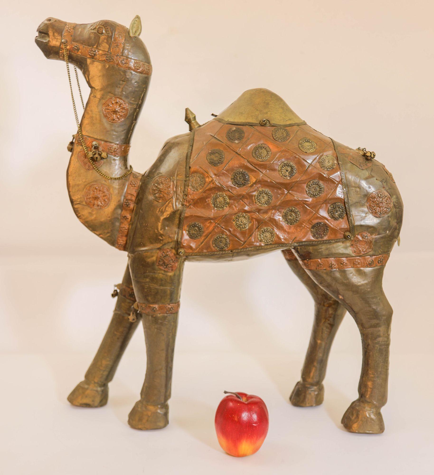 Gran Escultura de Madera de Camello Cubierta de Latón y Cobre Raj India en venta 6