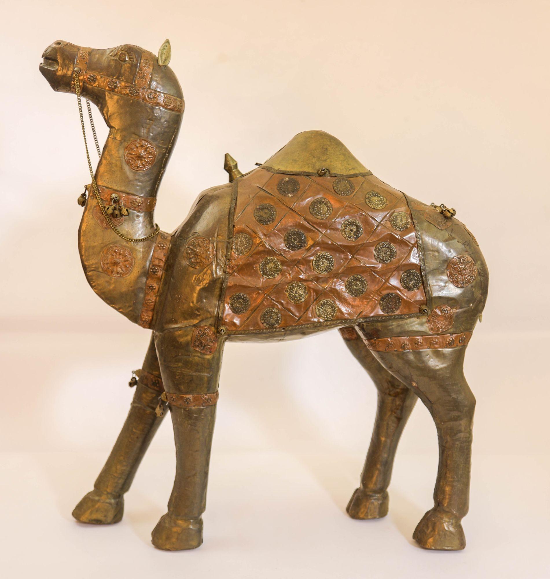 Gran Escultura de Madera de Camello Cubierta de Latón y Cobre Raj India en venta 7