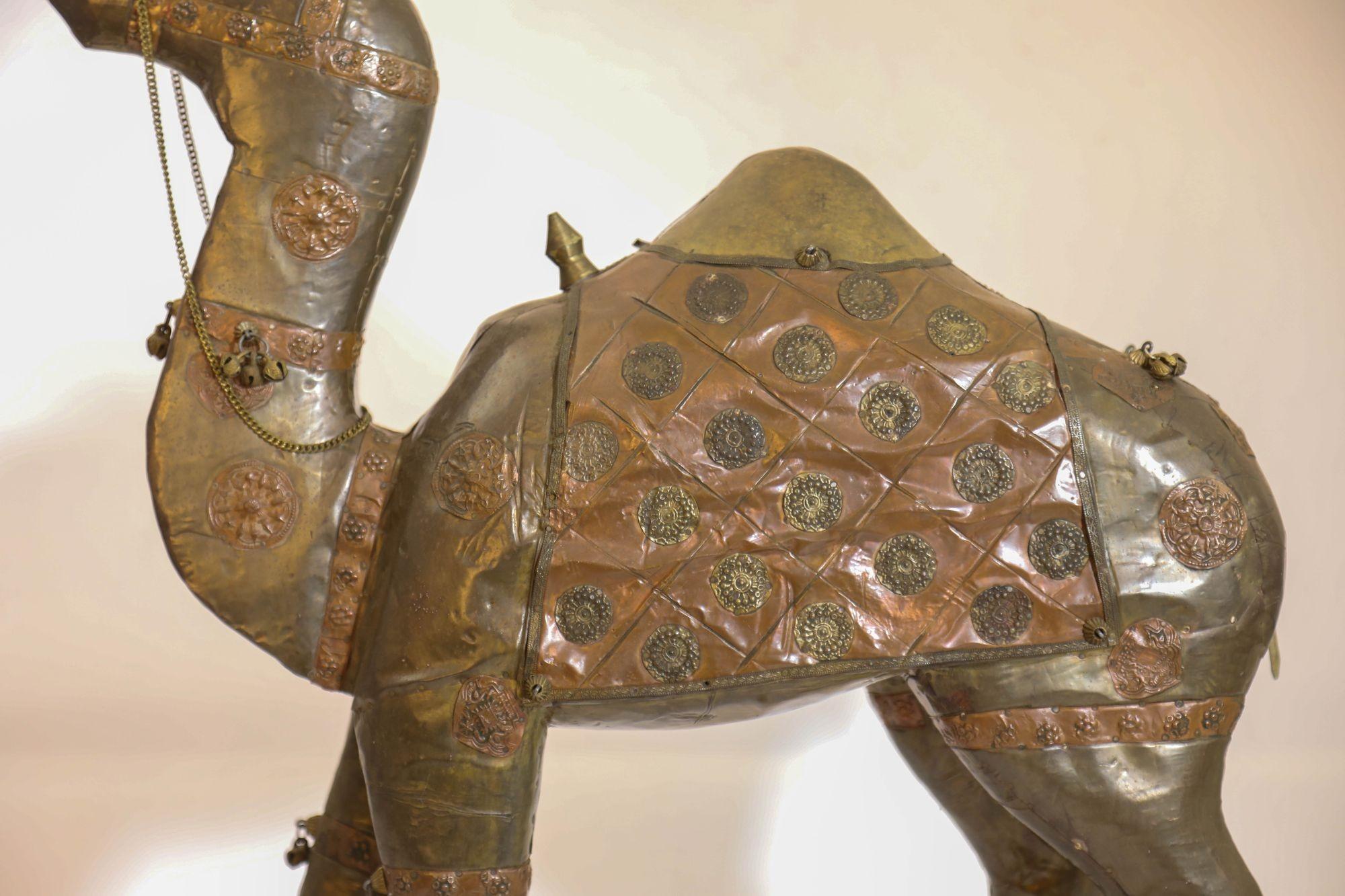 Gran Escultura de Madera de Camello Cubierta de Latón y Cobre Raj India Raj británico en venta