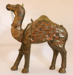 Grande scultura di cammello in Wood ricoperta di ottone e rame Raj India