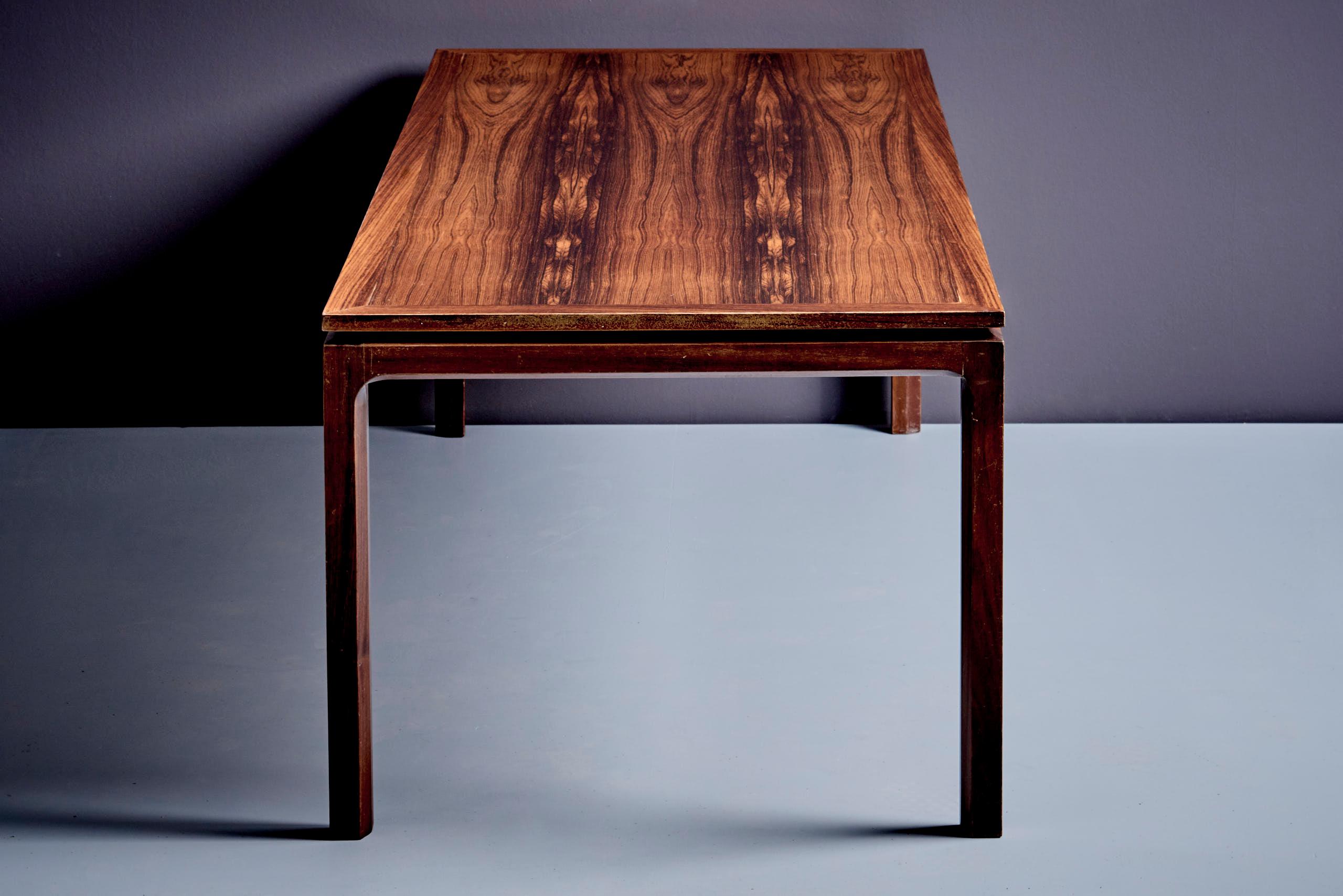 Mesa de madera en excelente estado con base maciza y tablero de chapa de madera de grano agradable. Atribuido al modernista danés de mediados de siglo Kai Kristiansen.



