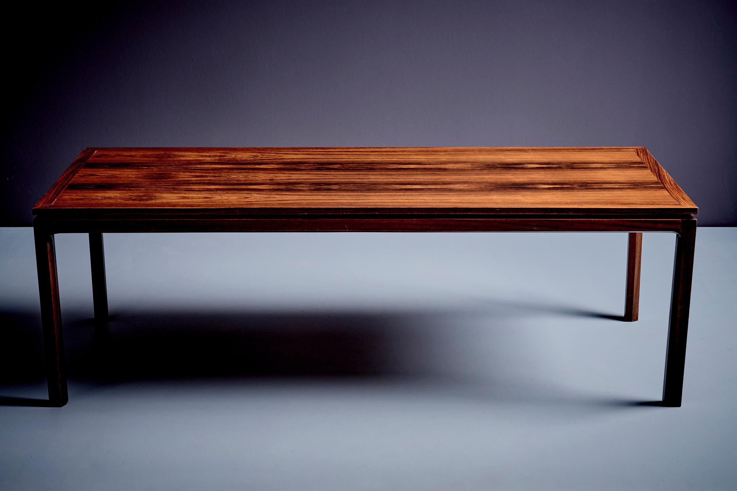 Gran mesa baja de madera atribuida a Kai Kristiansen Moderno de mediados de siglo en venta